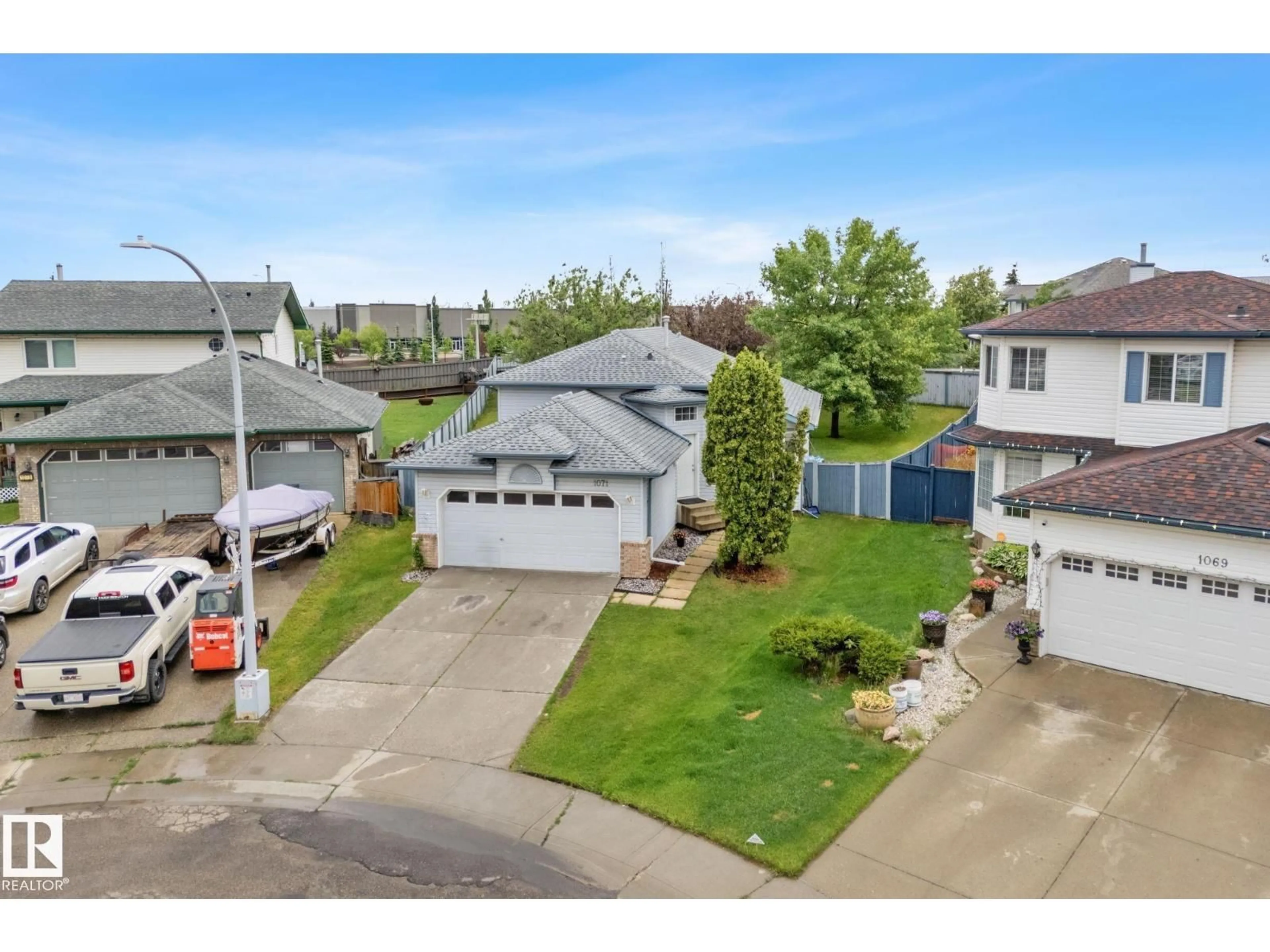 A pic from outside/outdoor area/front of a property/back of a property/a pic from drone, street for NW - 1071 JONES CR, Edmonton Alberta T6L6Y1