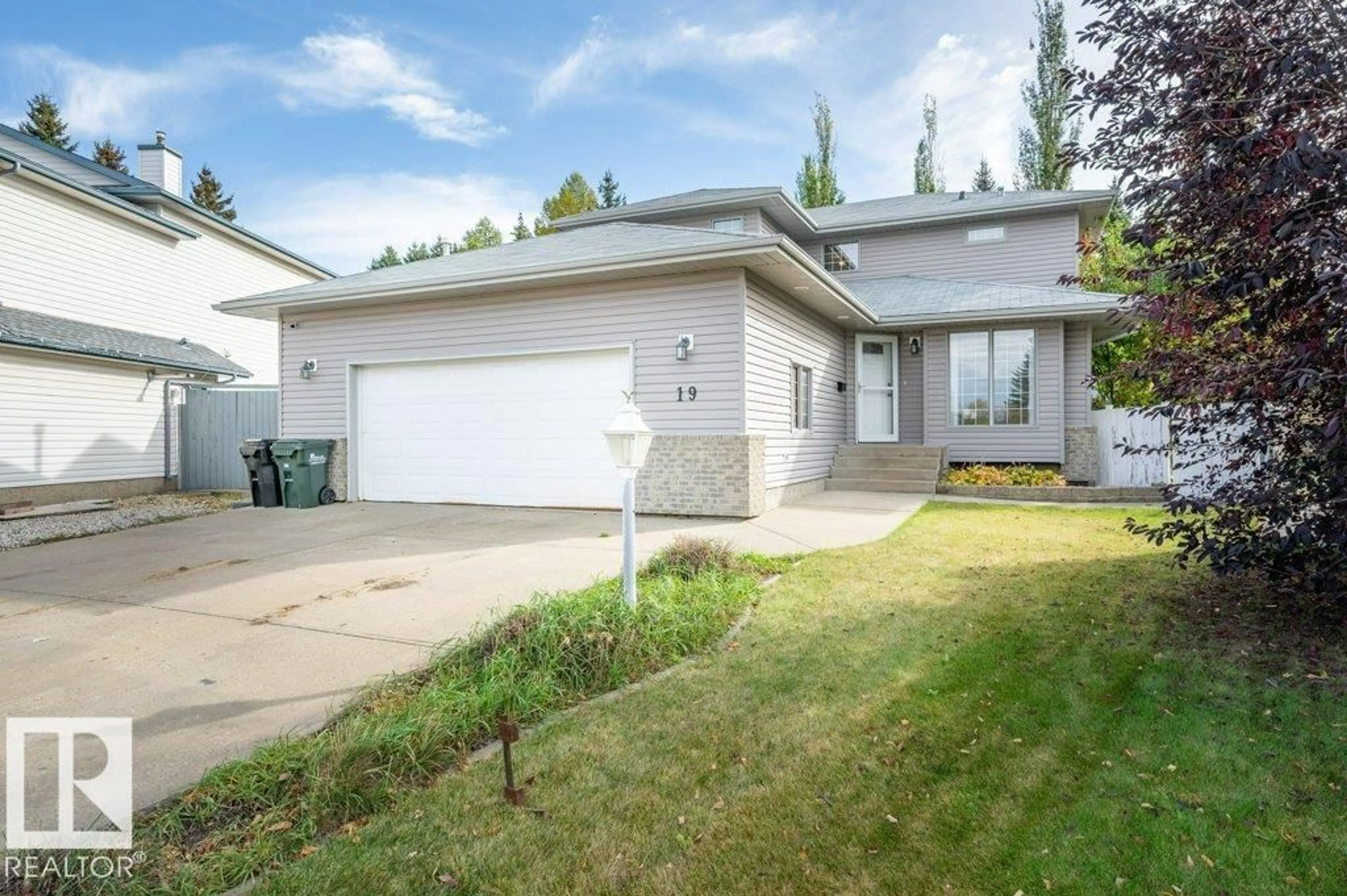 Home with vinyl exterior material, street for 19 HANOVER BA, Sherwood Park Alberta T8A5R5