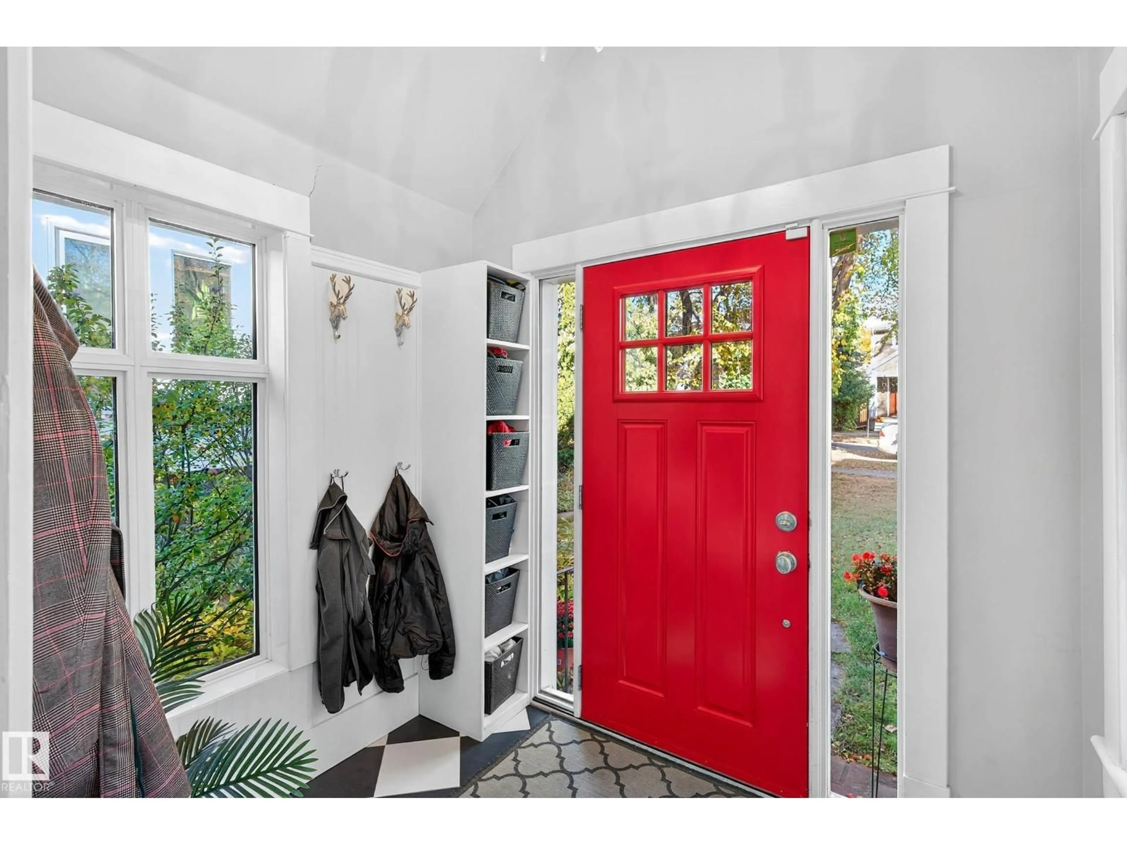 Indoor entryway for 10929 UNIVERSITY AVE, Edmonton Alberta T6G1Y1
