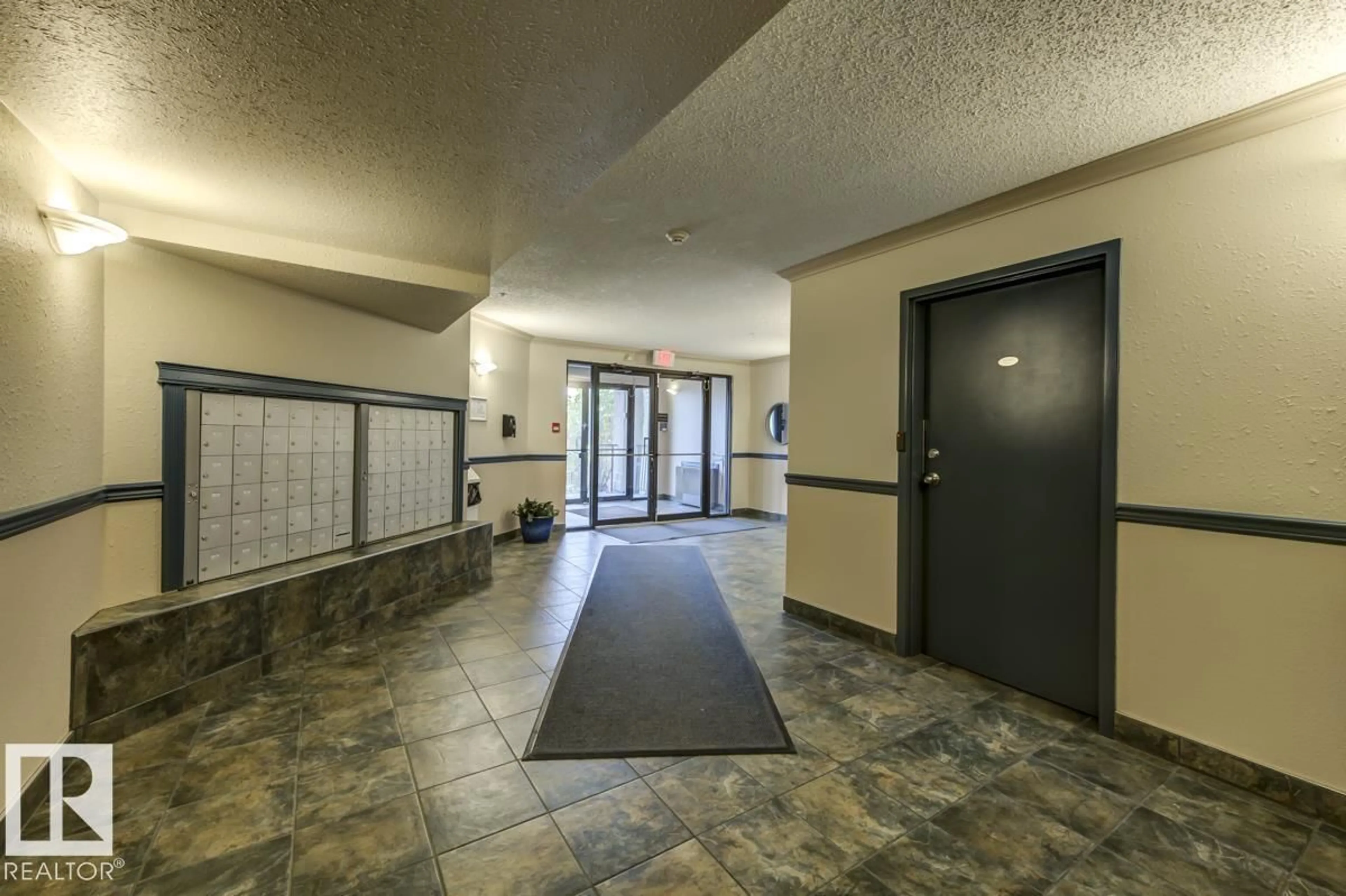 Indoor foyer for 14708 - 116 50 ST, Edmonton Alberta T5A5G9