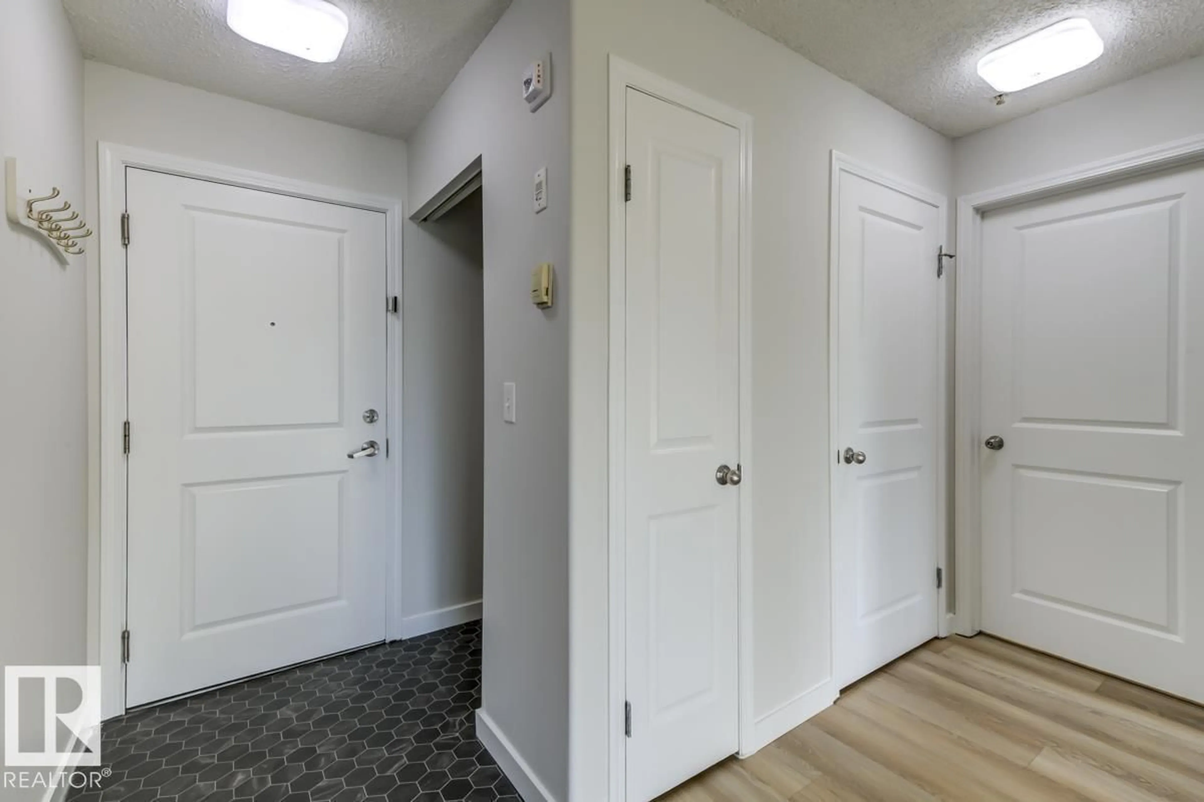 Indoor entryway for 14708 - 116 50 ST, Edmonton Alberta T5A5G9