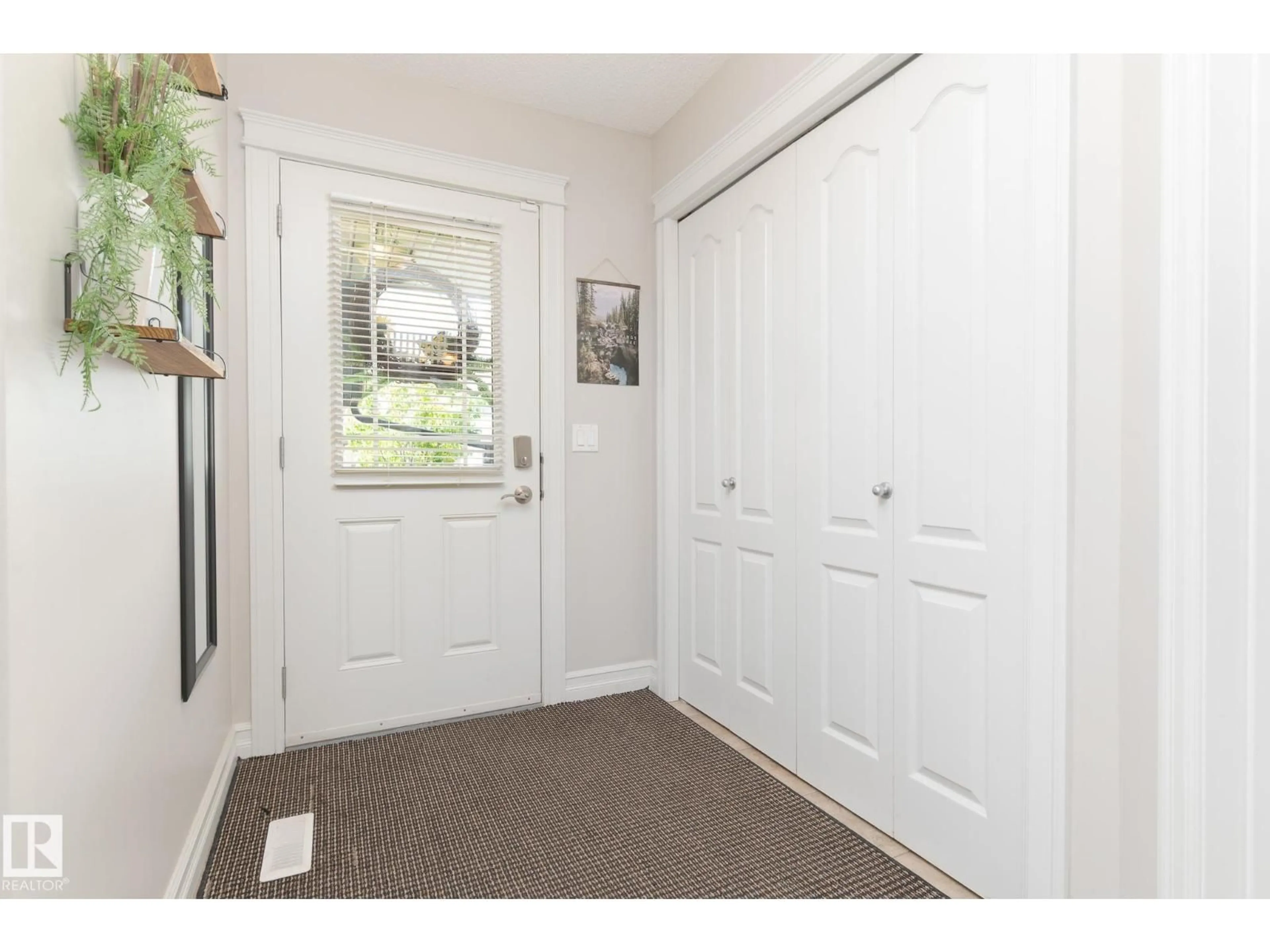 Indoor entryway for 3013 16A AV, Edmonton Alberta T6T0P8