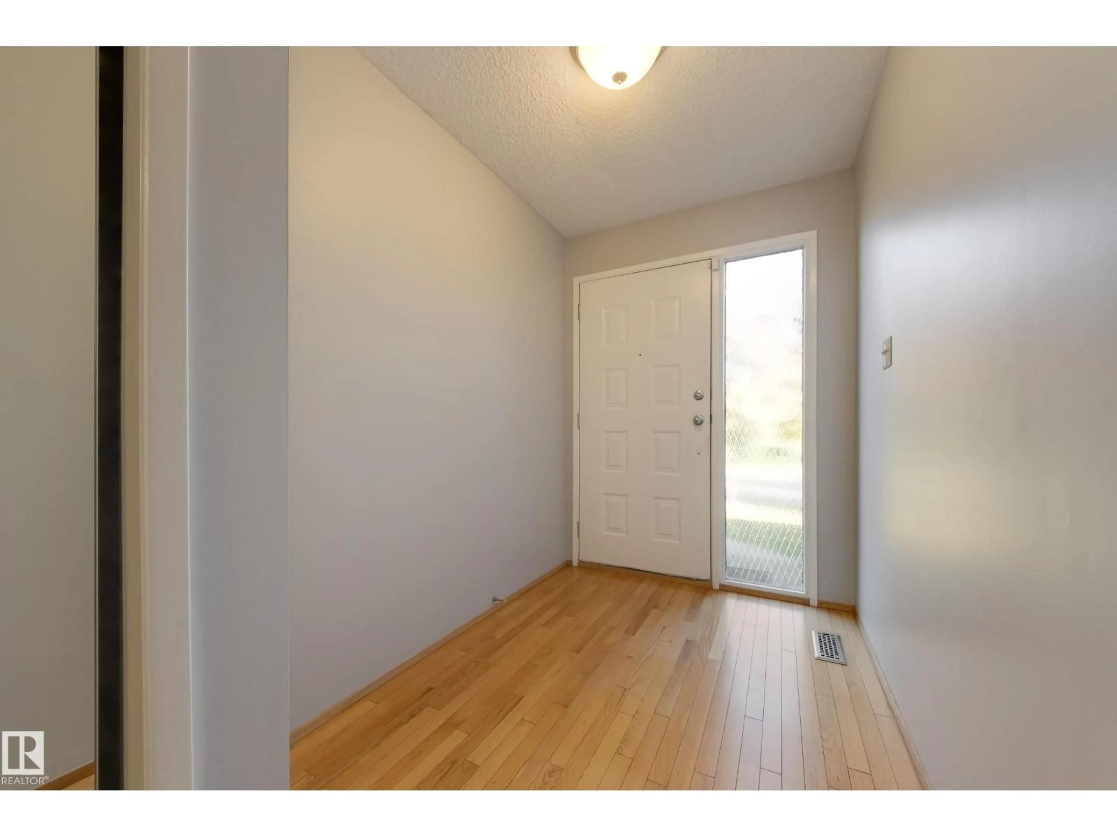 Indoor entryway for 5403 39A AV, Edmonton Alberta T6L2E3
