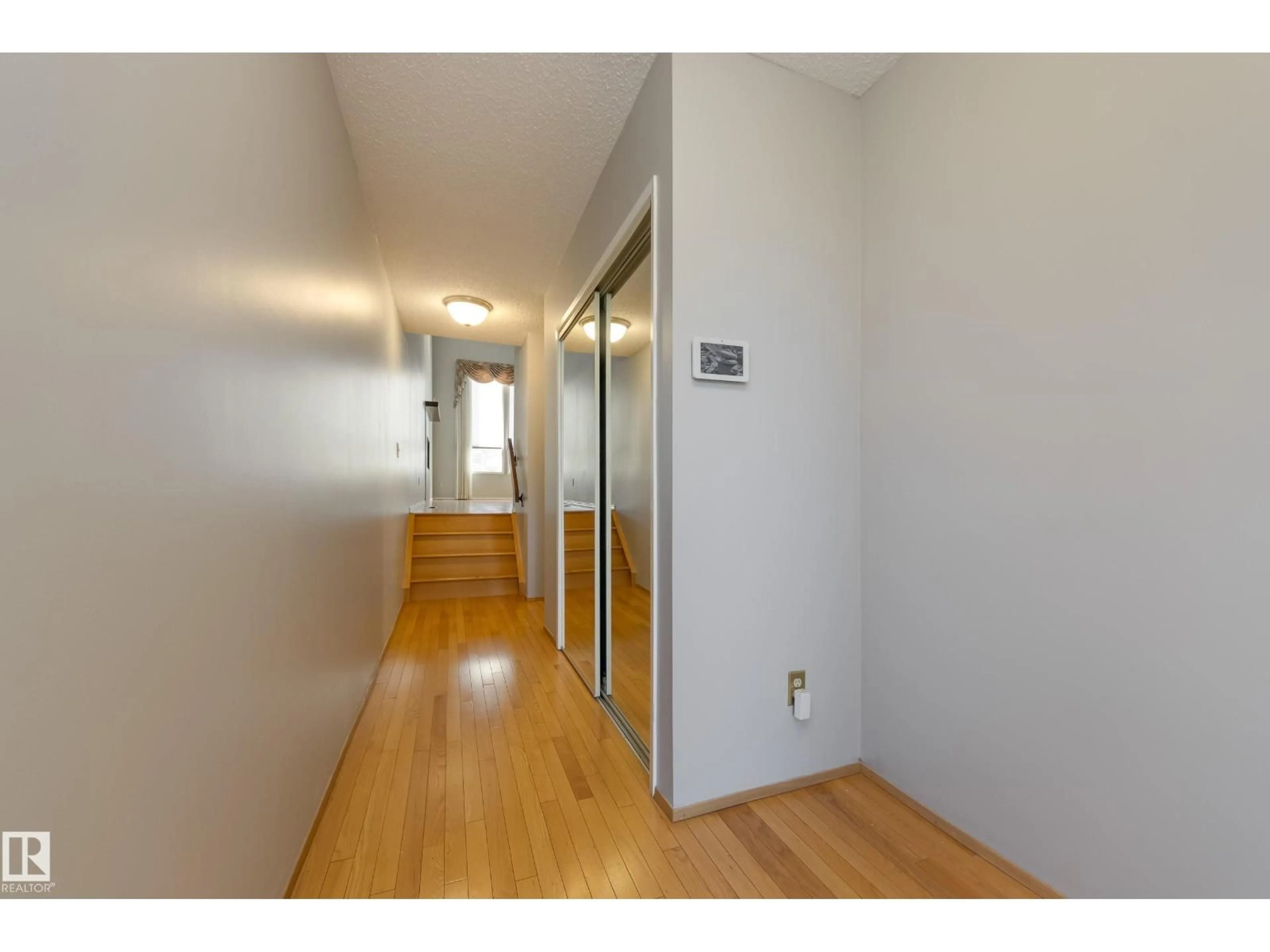 Indoor foyer for 5403 39A AV, Edmonton Alberta T6L2E3