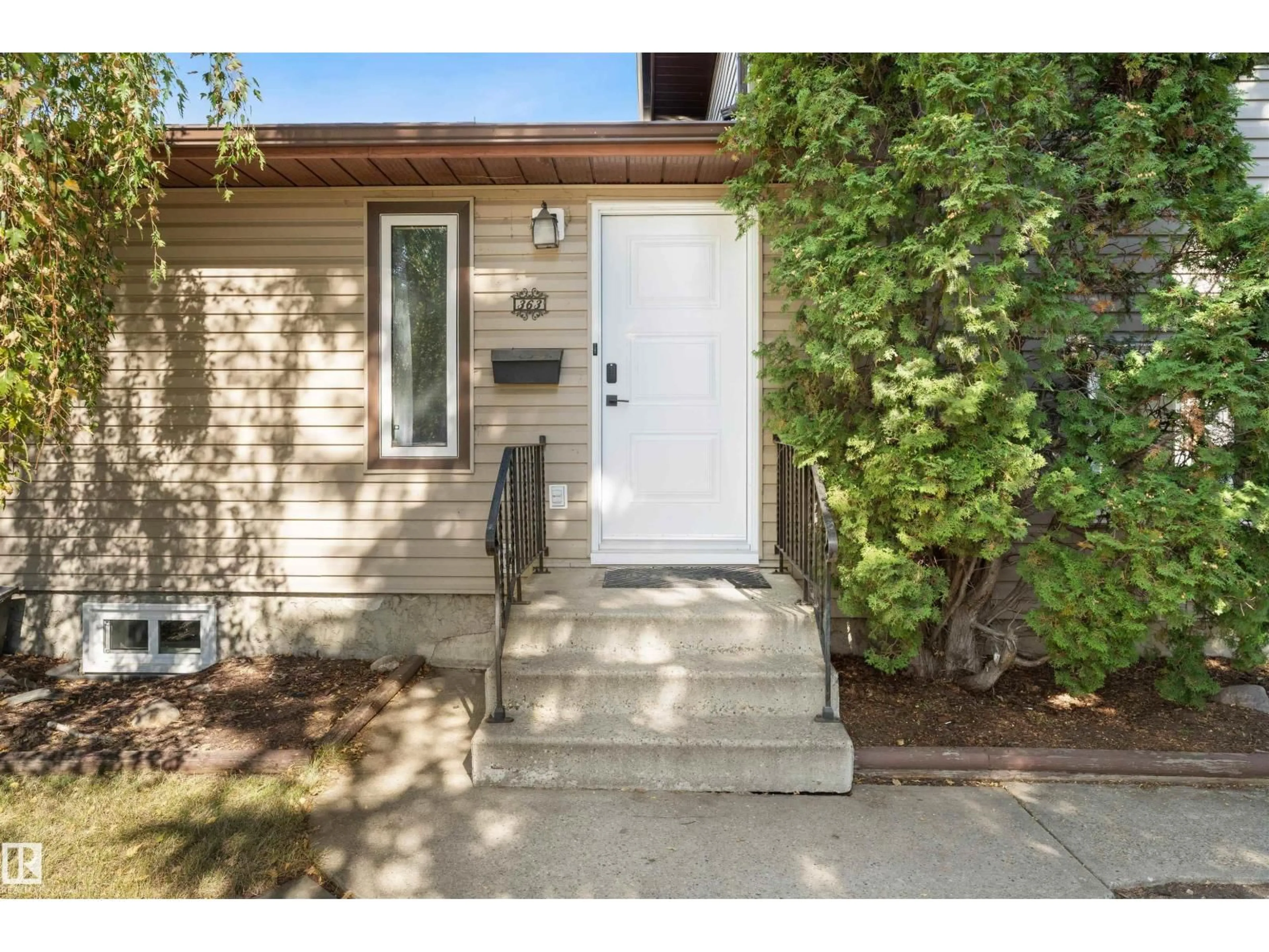 Indoor entryway for 363 HUFFMAN CR, Edmonton Alberta T5A4C9