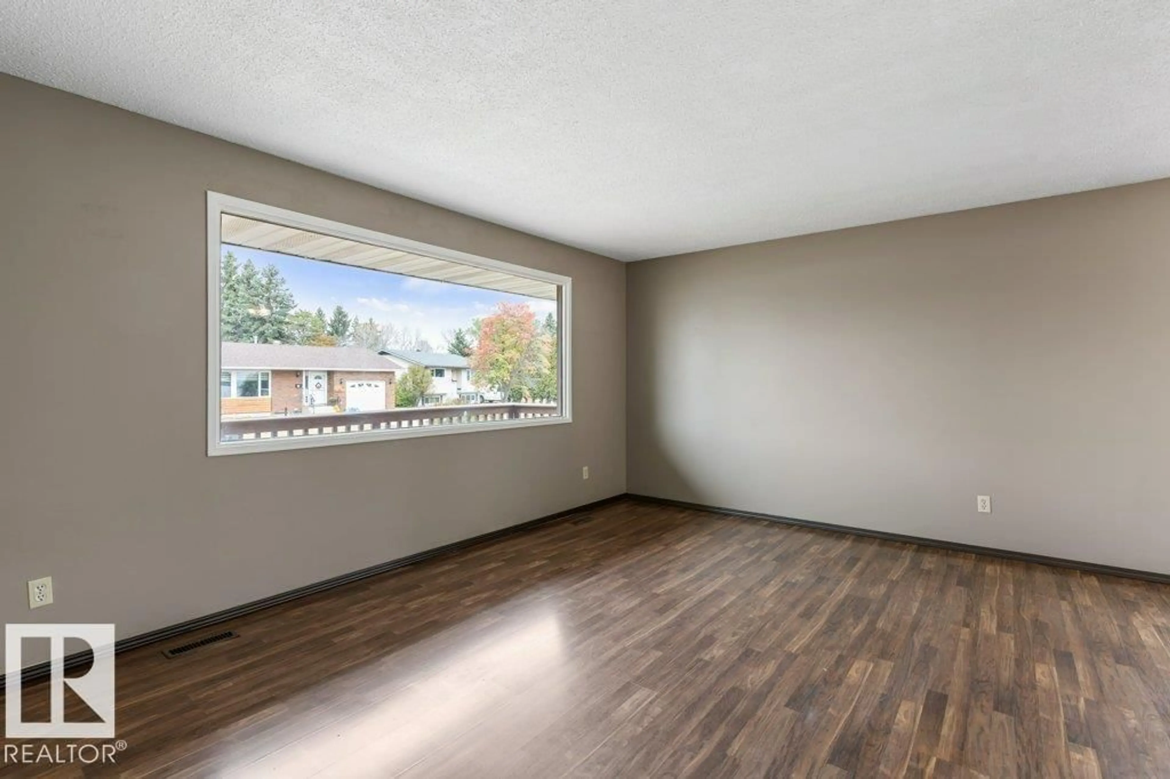 A pic of a room for 184 HOMESTEAD CR, Edmonton Alberta T5A2Y4
