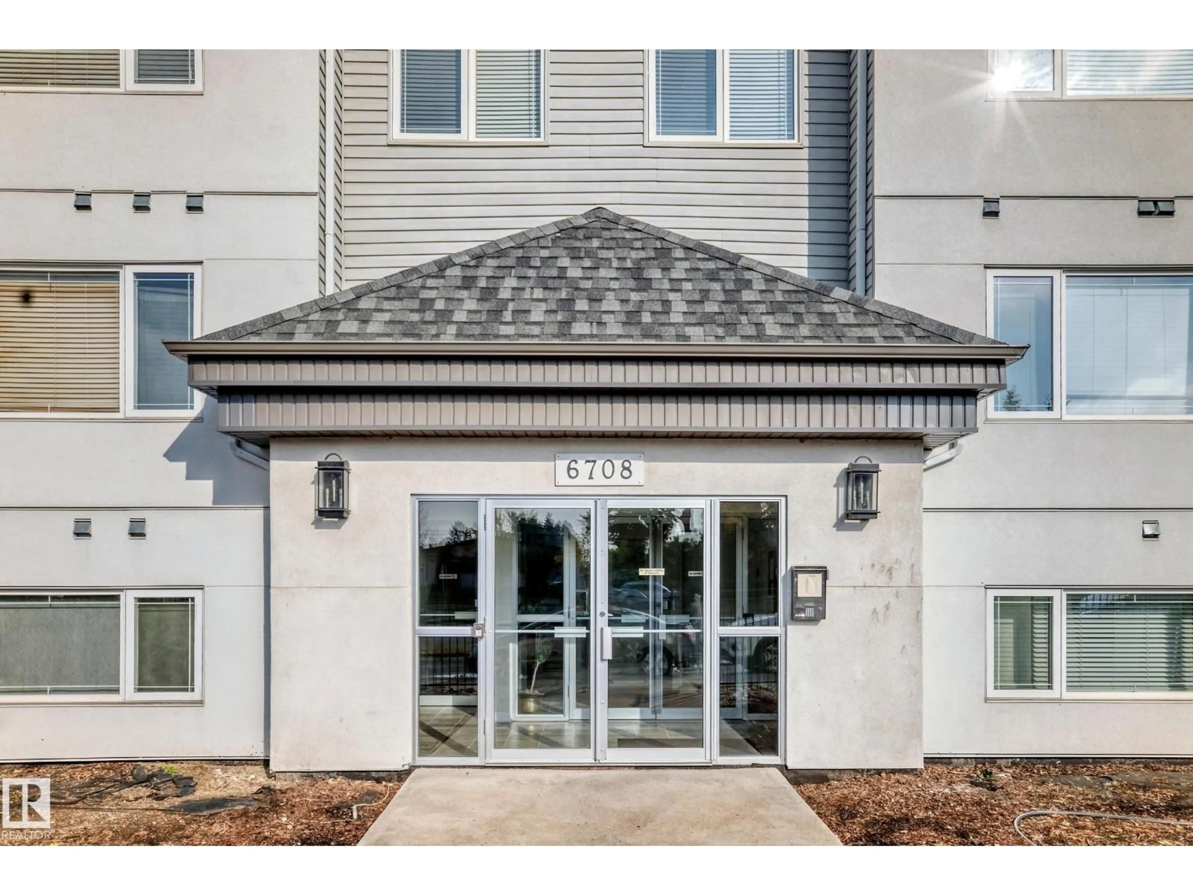 Indoor entryway for #103 - 6708 90 AV NW, Edmonton Alberta T6B0P2