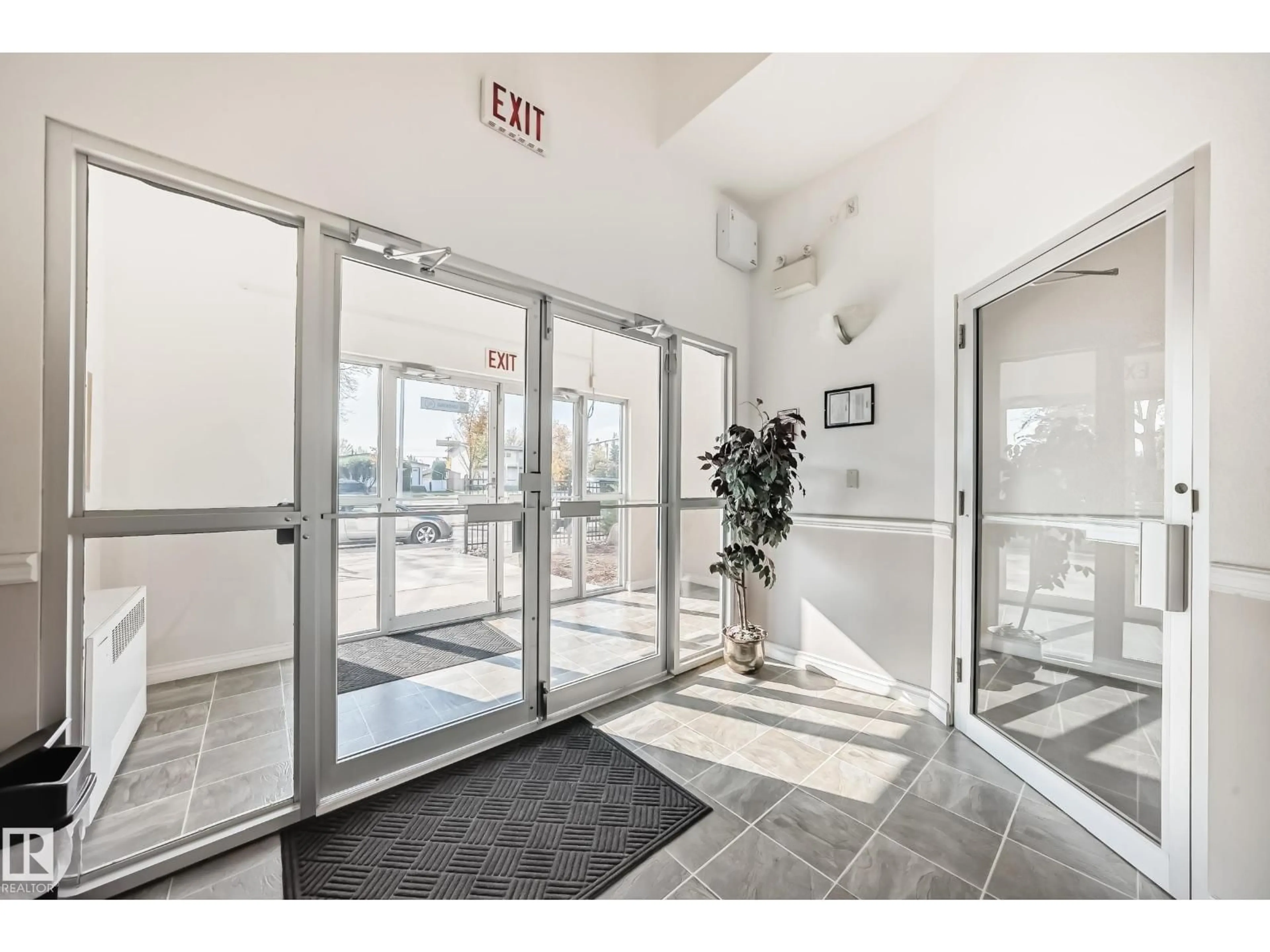 Indoor foyer for #103 - 6708 90 AV NW, Edmonton Alberta T6B0P2