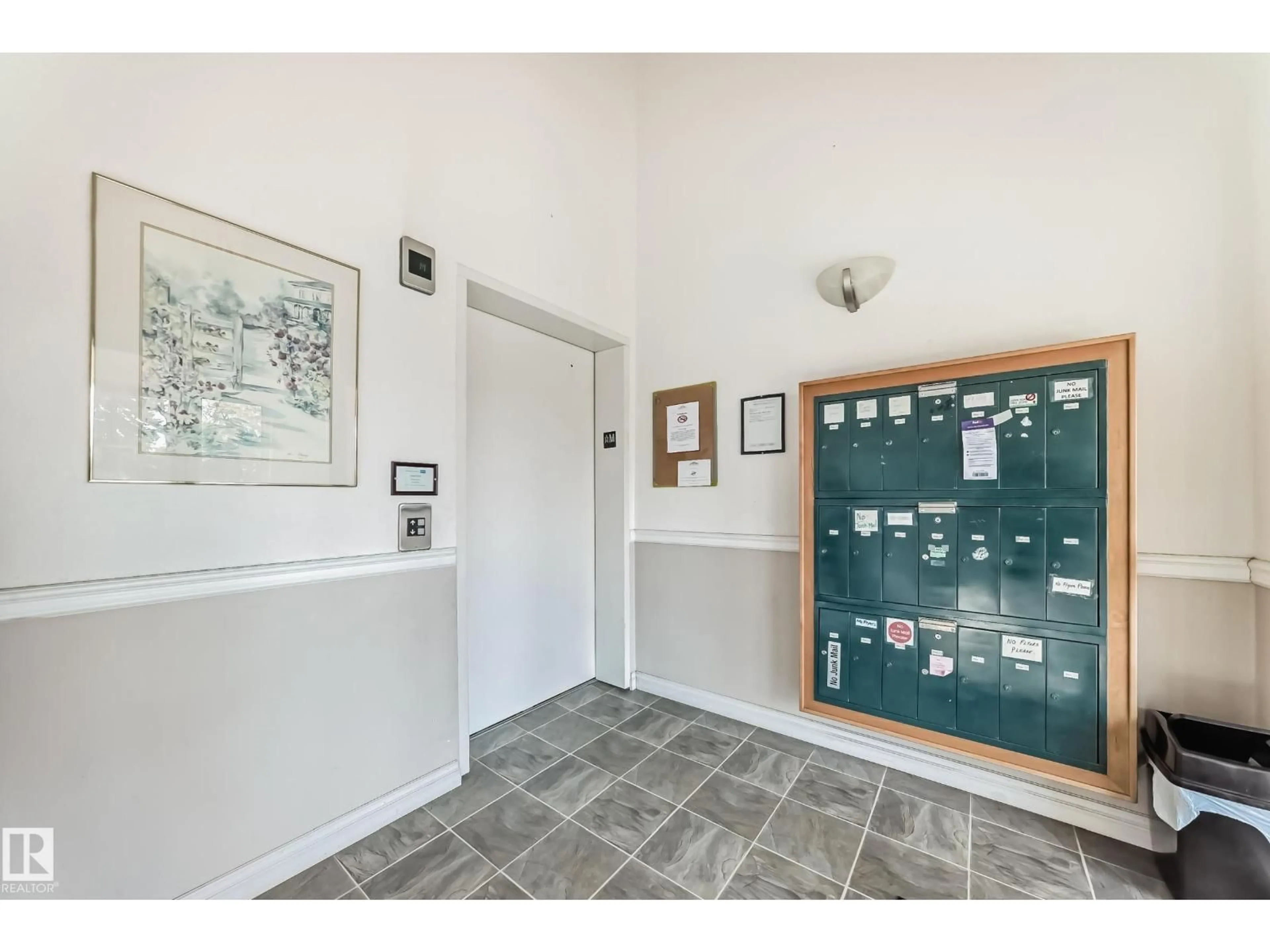 Indoor foyer for #103 - 6708 90 AV NW, Edmonton Alberta T6B0P2