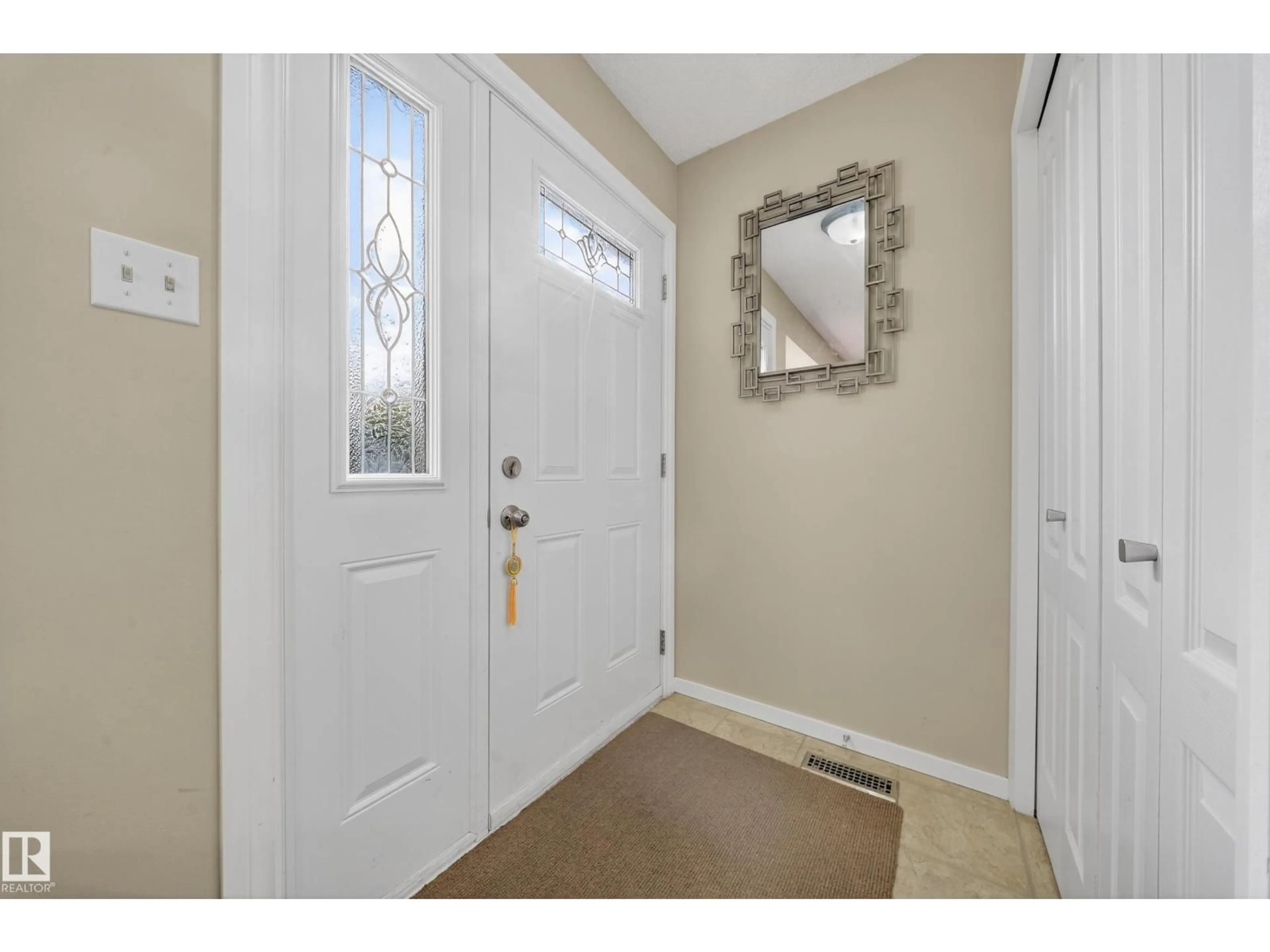 Indoor entryway for 1553 LAKEWOOD RD, Edmonton Alberta T6K2V7