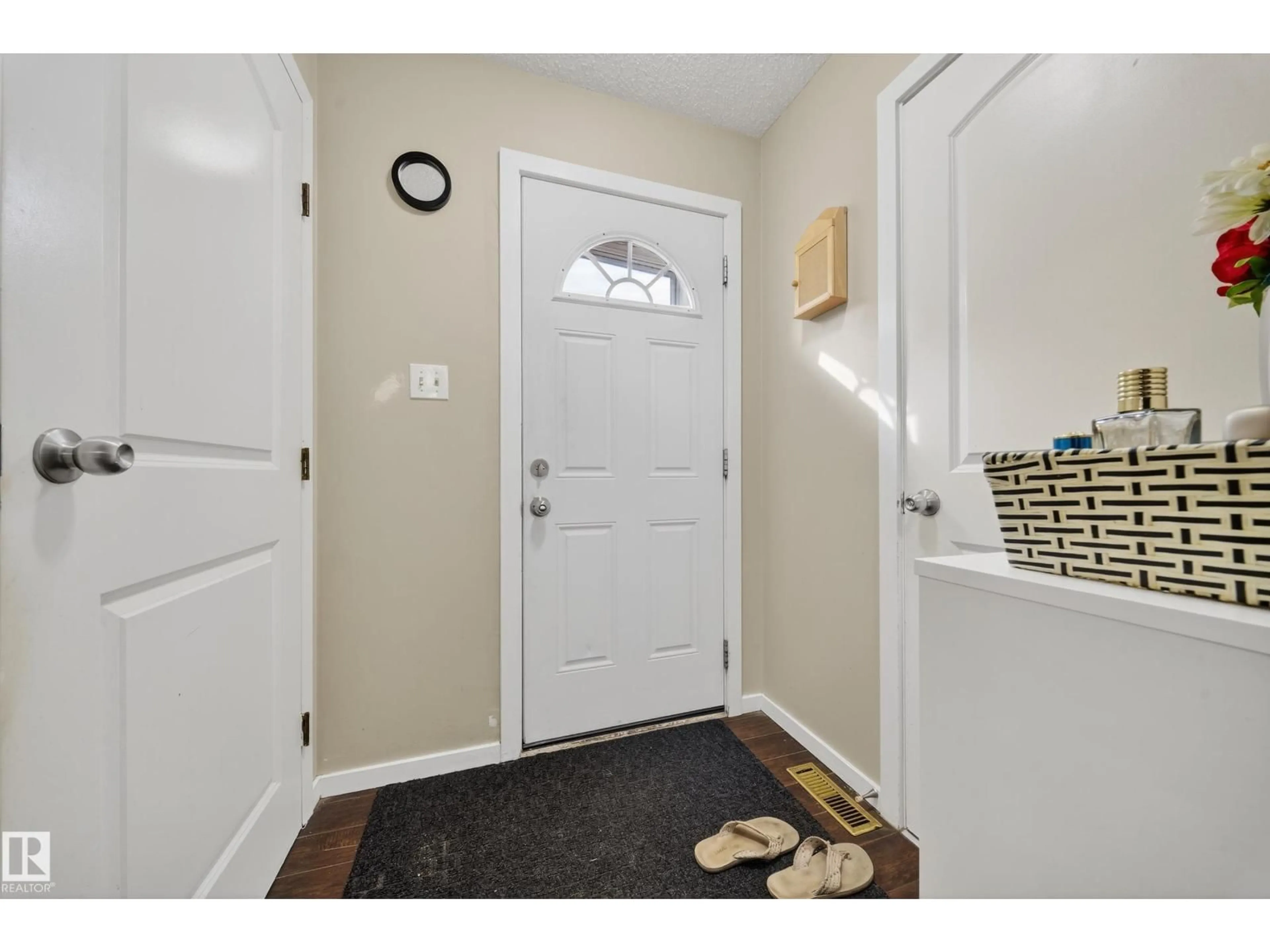 Indoor entryway for 1553 LAKEWOOD RD, Edmonton Alberta T6K2V7