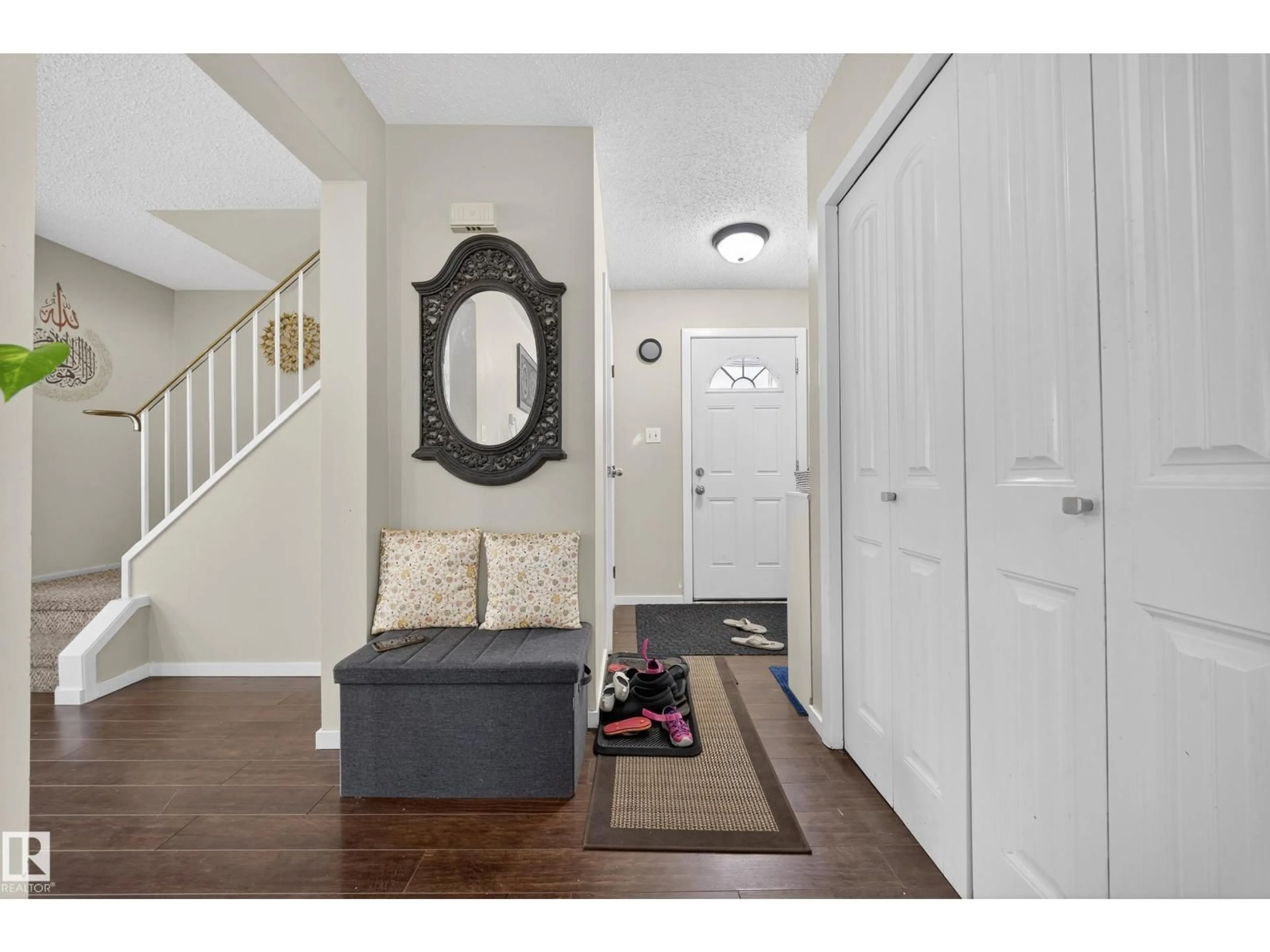 Indoor entryway for 1553 LAKEWOOD RD, Edmonton Alberta T6K2V7