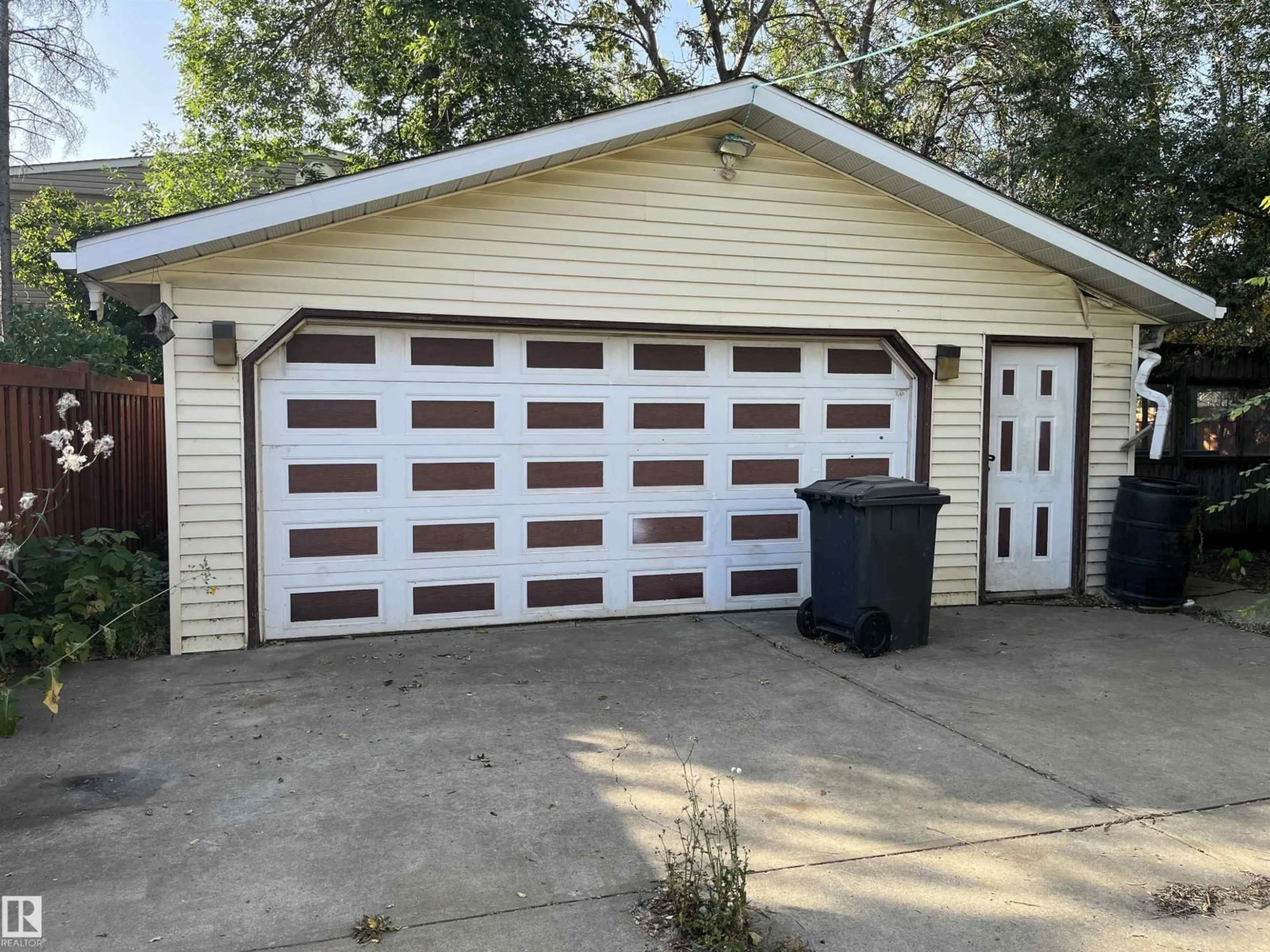 Indoor garage for 5309 55 AV, Leduc Alberta T9E5N8