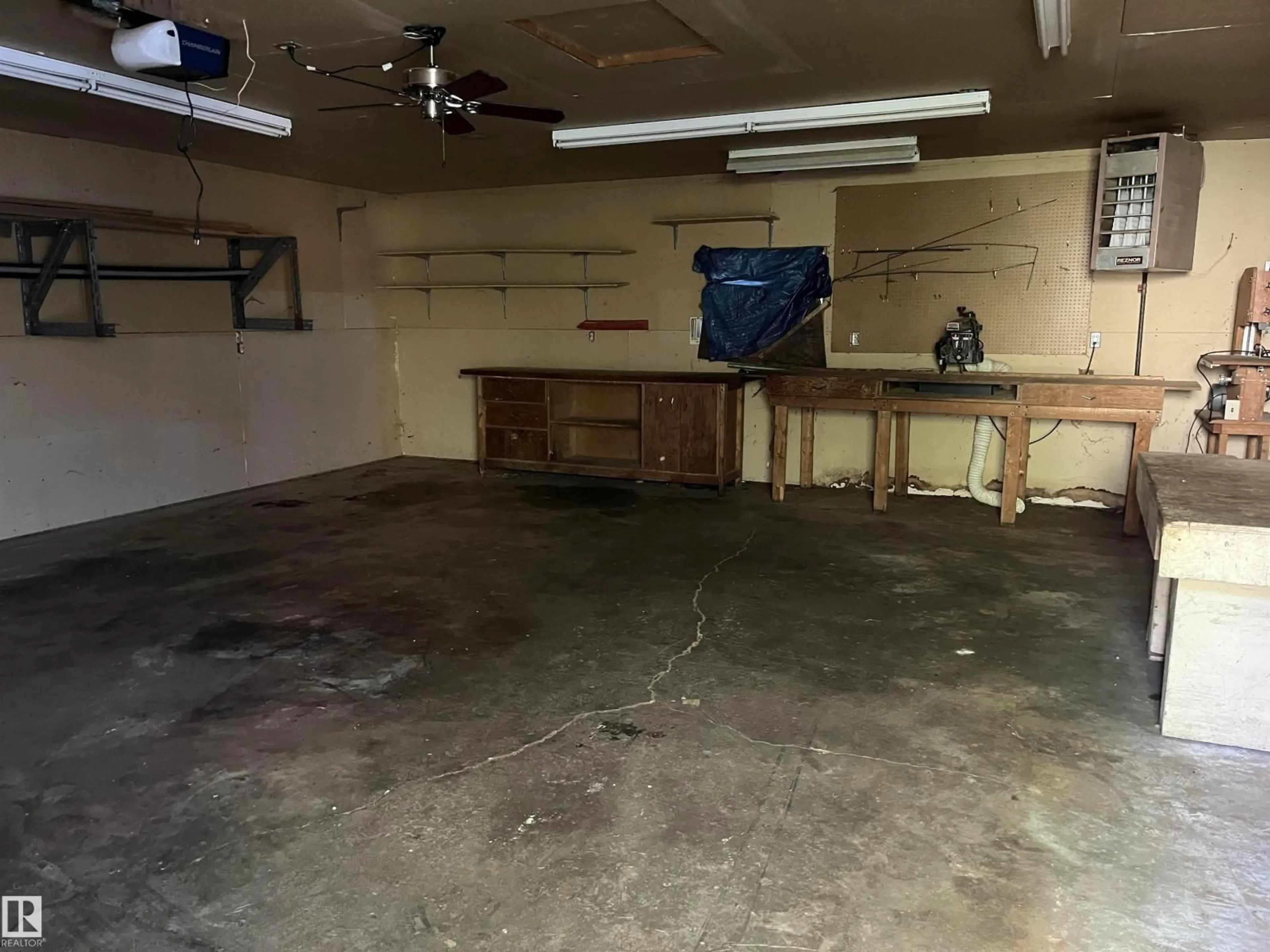 Indoor garage for 5309 55 AV, Leduc Alberta T9E5N8