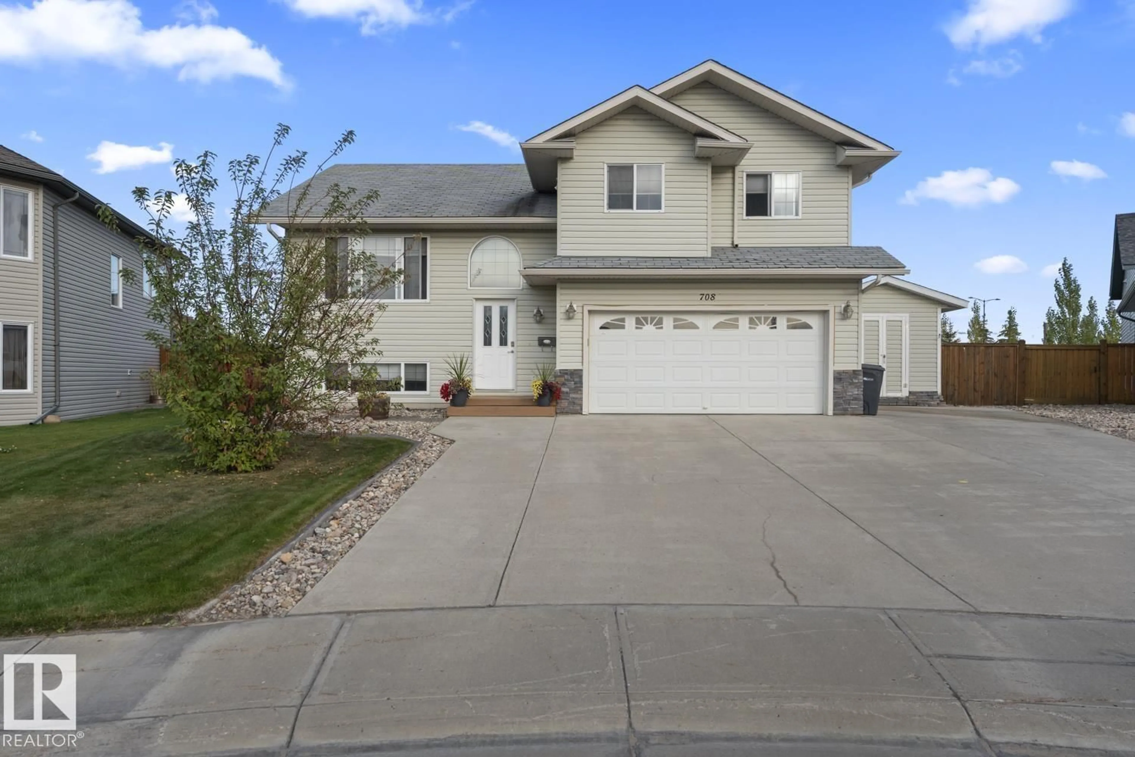 Home with vinyl exterior material, street for 708 GROUSE CL, Cold Lake Alberta T9M0A5