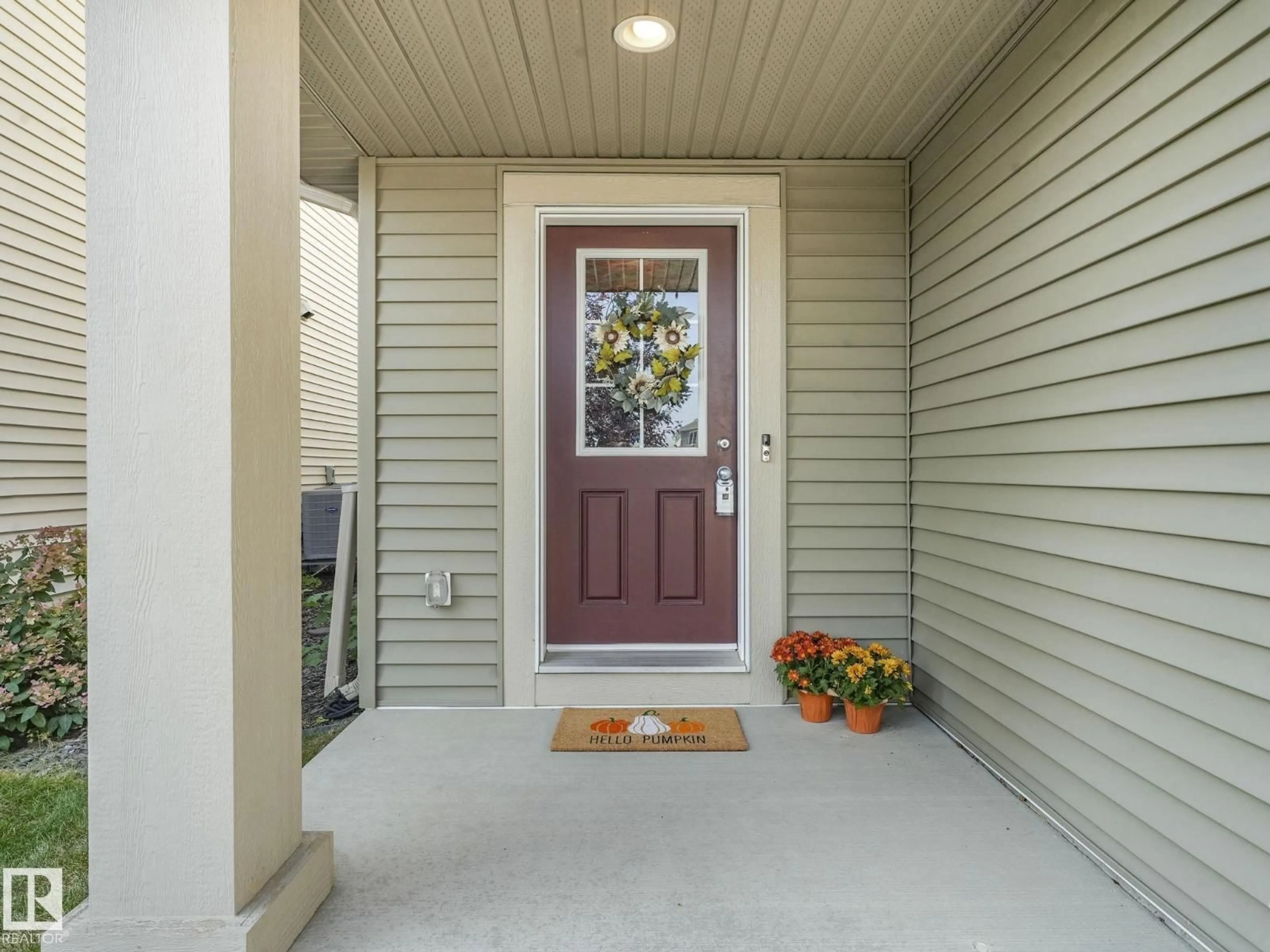 Indoor entryway for 1012 EAST BEND BN, Edmonton Alberta T6M0V4
