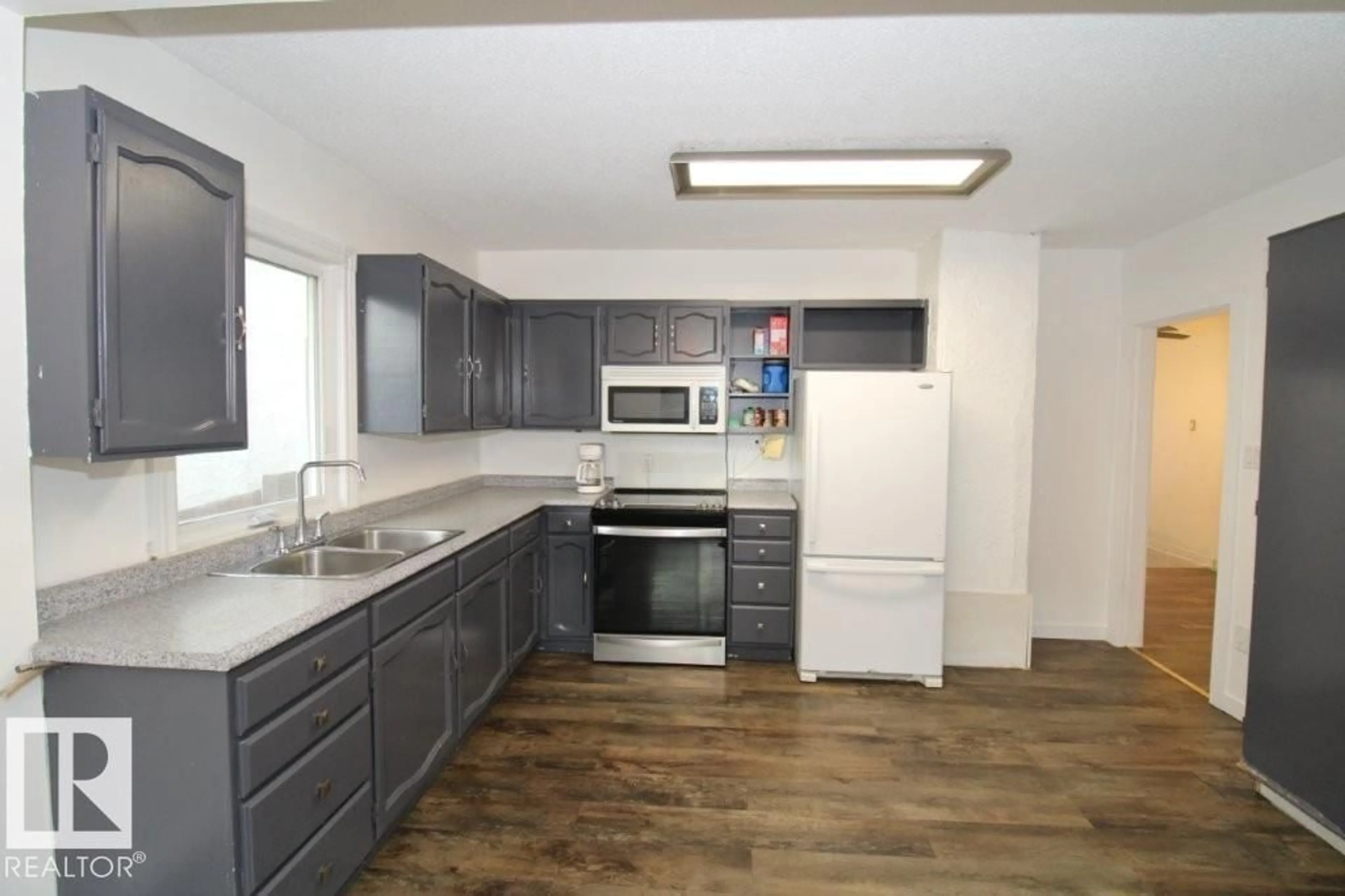 Standard kitchen, unknown for 12415 94 ST, Edmonton Alberta T5G1K5