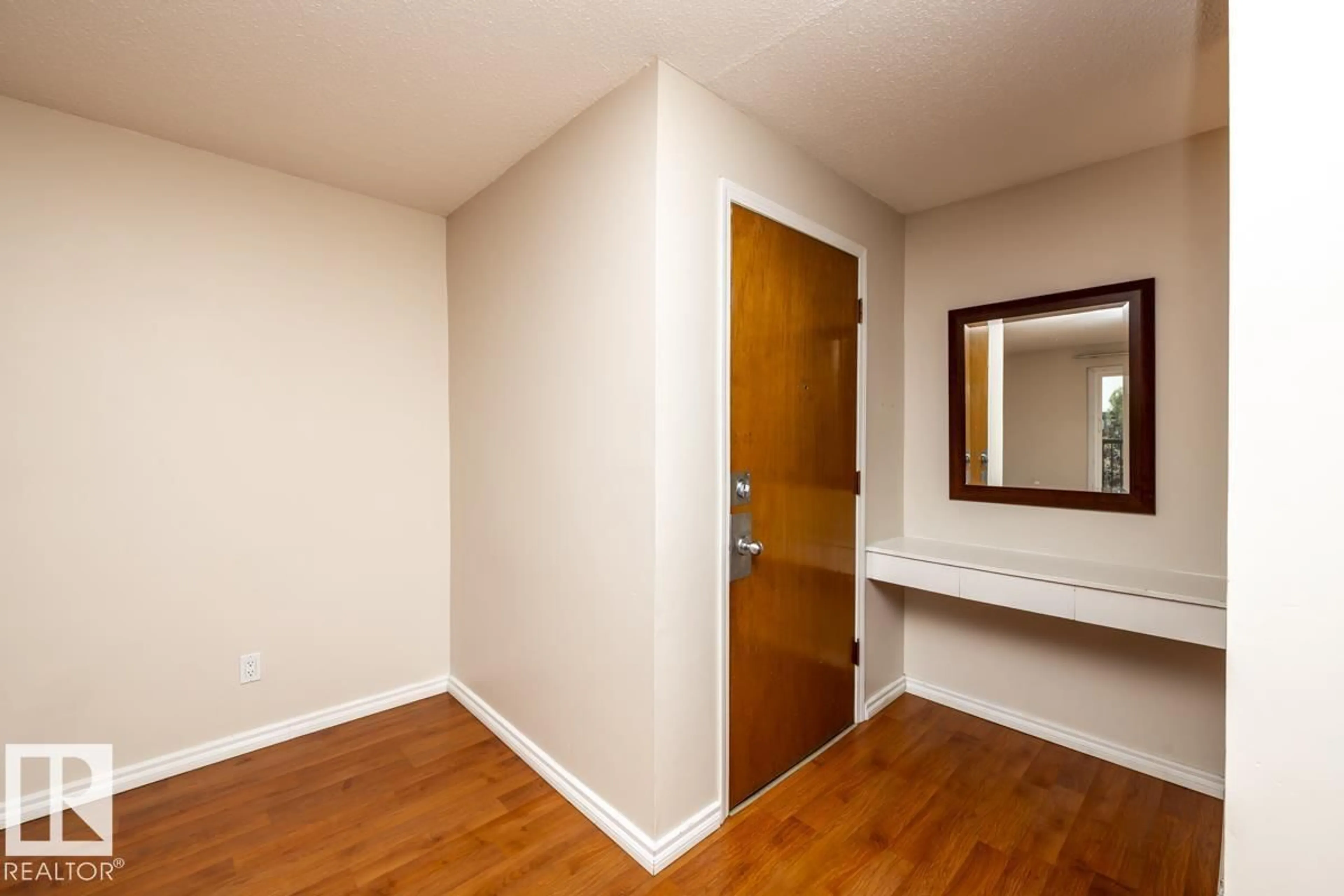 Indoor entryway for 301 - 7204 81 AV NW, Edmonton Alberta T6B0E2