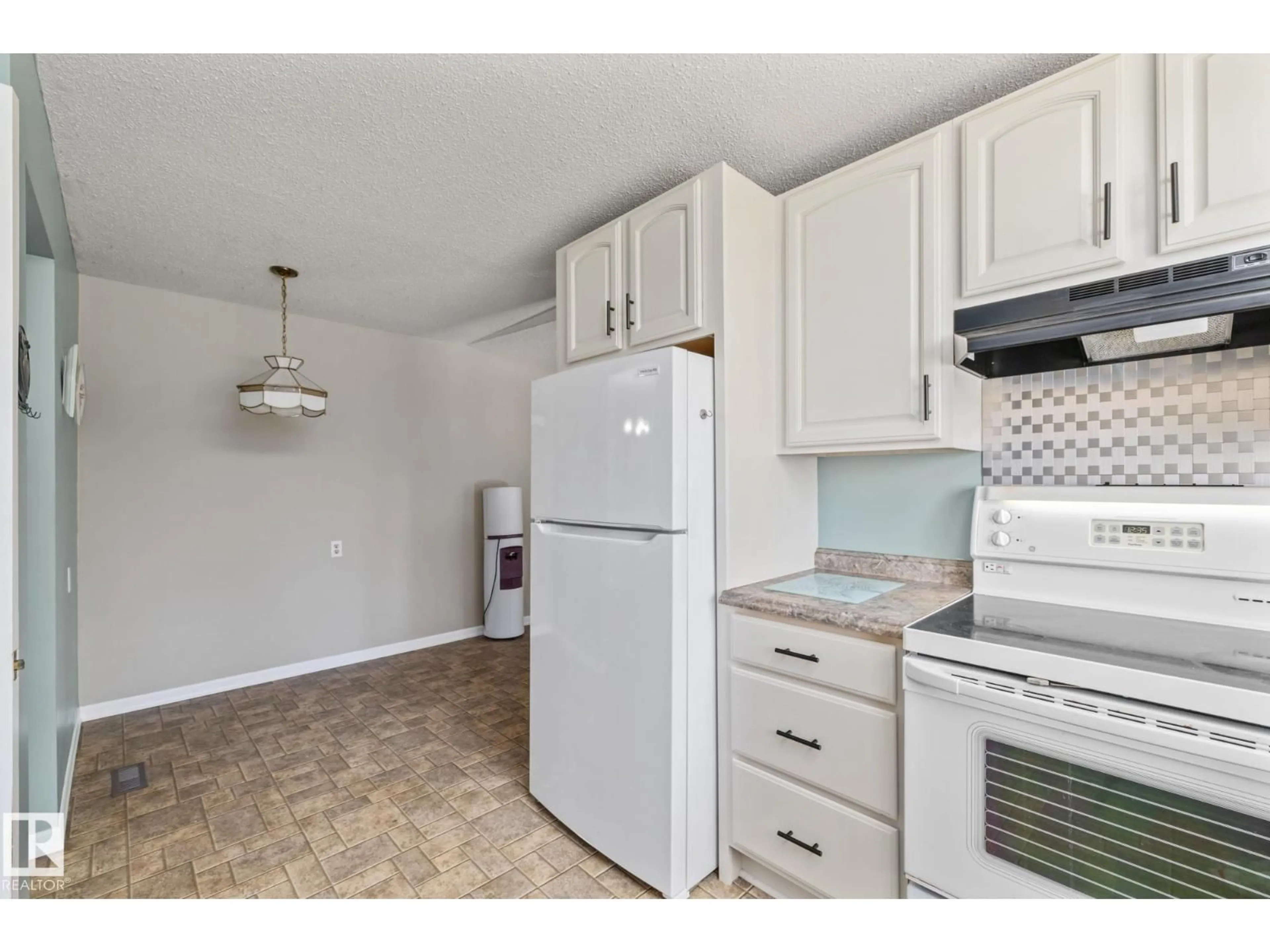 Standard kitchen, unknown for 66 GREER CR, St. Albert Alberta T8N1T8