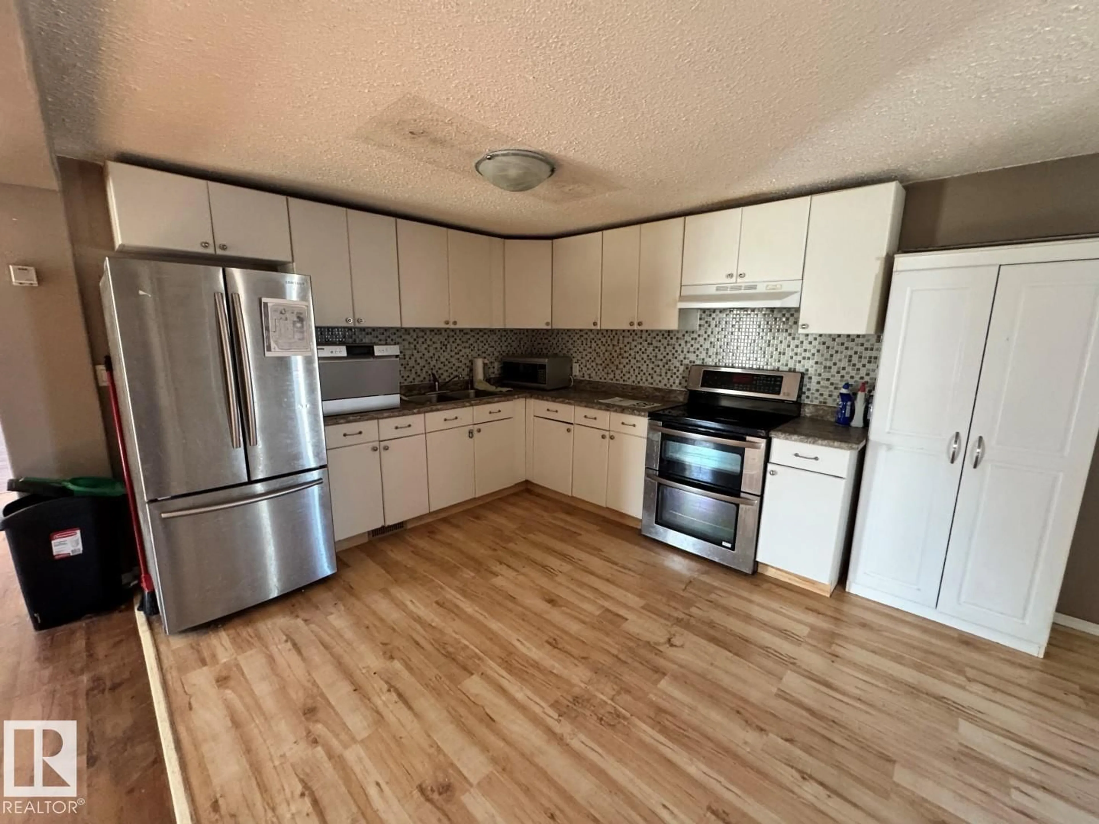 Standard kitchen, wood/laminate floor for 10770 - 1126 WINTERBURN RD, Edmonton Alberta T5S1T6