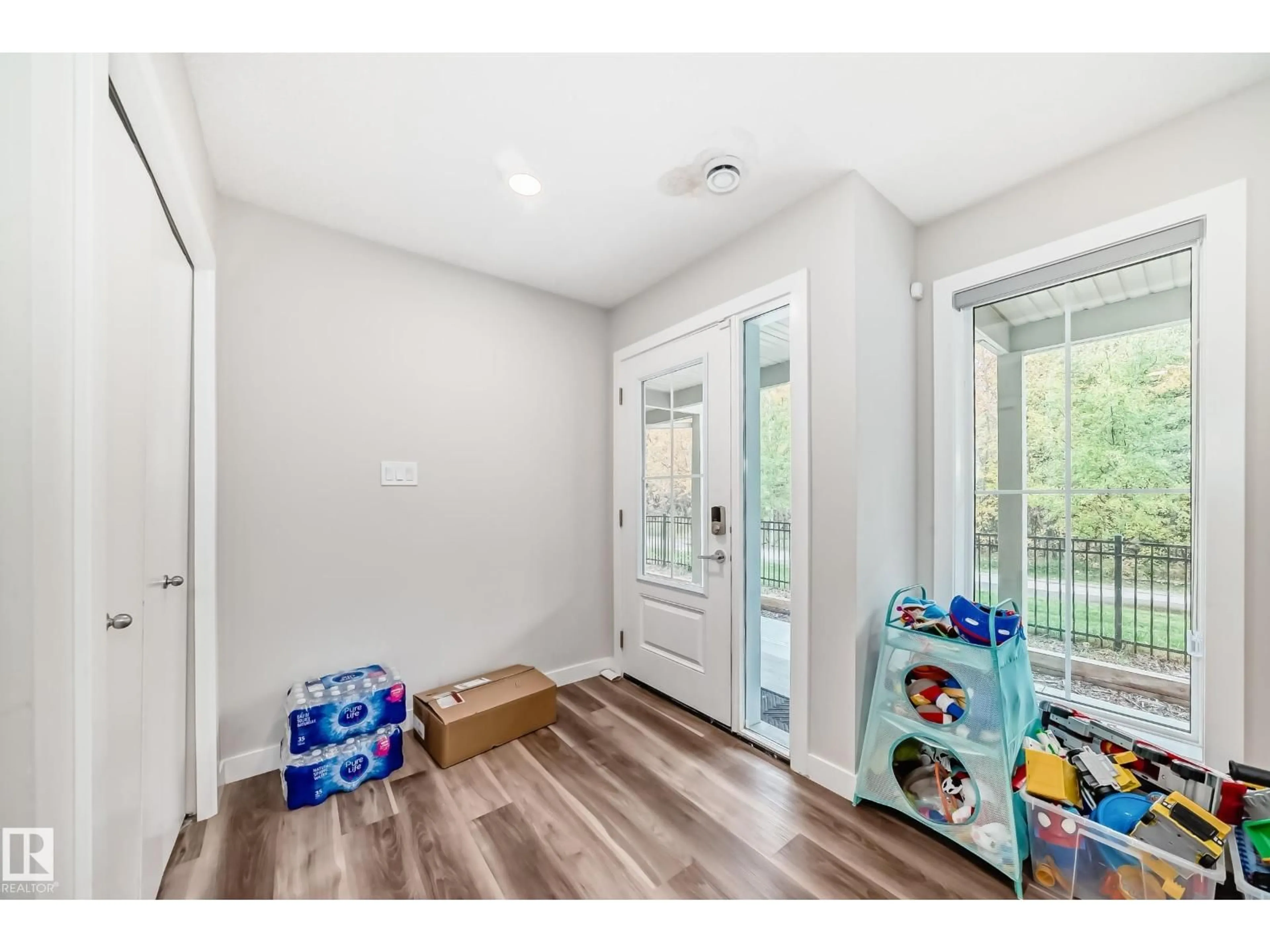 Indoor entryway for 16 1051 GRAYDON HILL BV, Edmonton Alberta T6W3C8