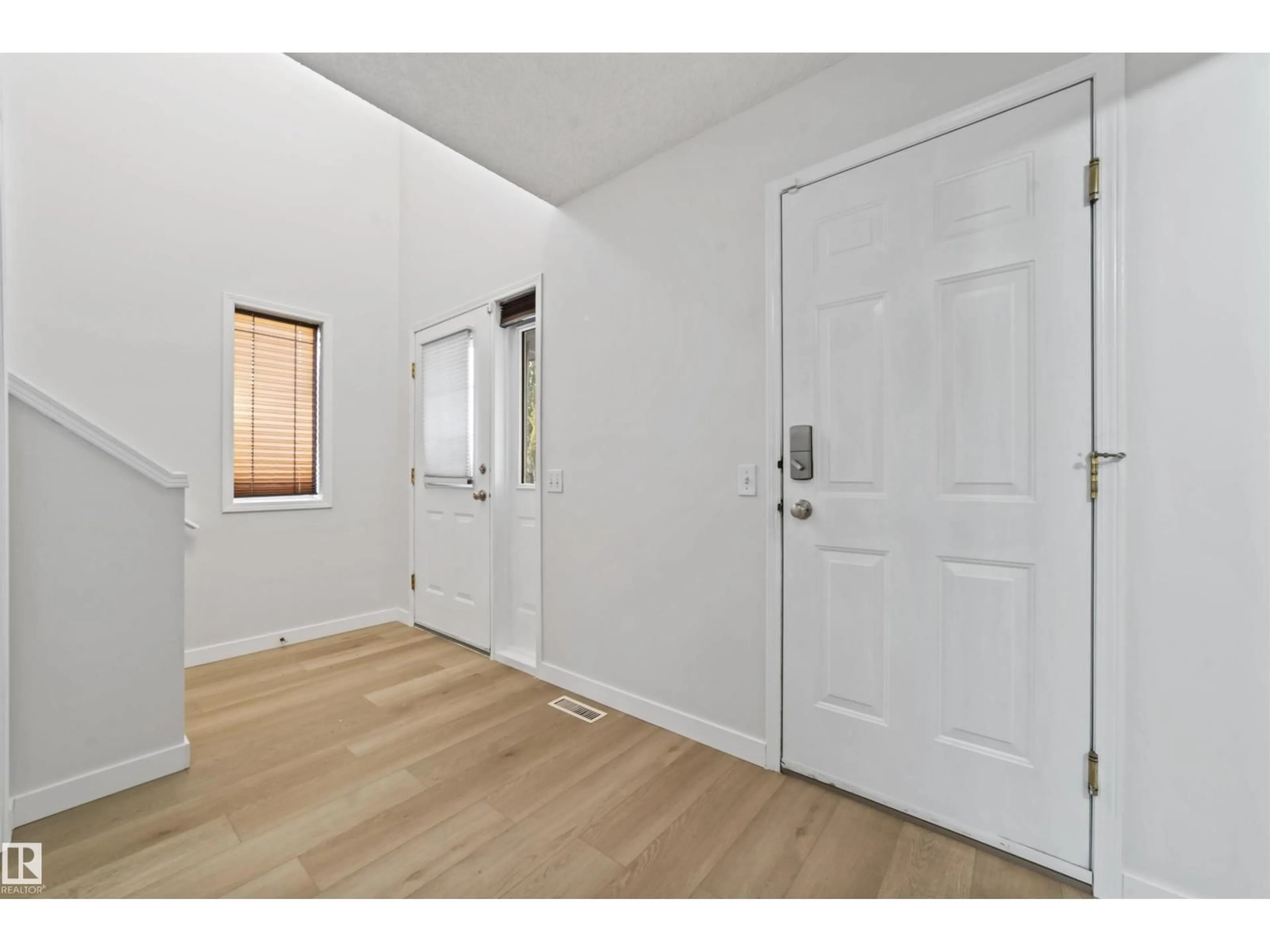 Indoor entryway for 3231 30 AVE NW, Edmonton Alberta T6T1T4