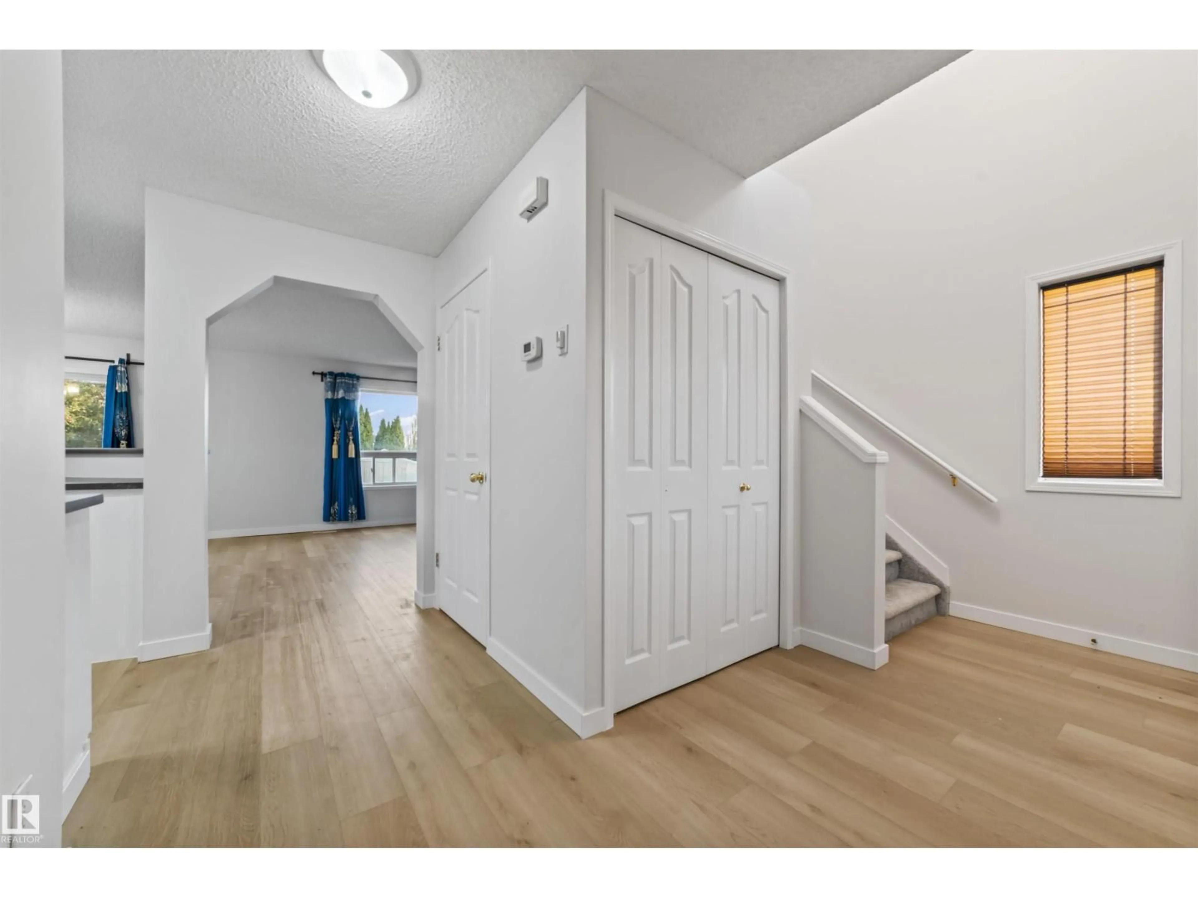 Indoor entryway for 3231 30 AVE NW, Edmonton Alberta T6T1T4
