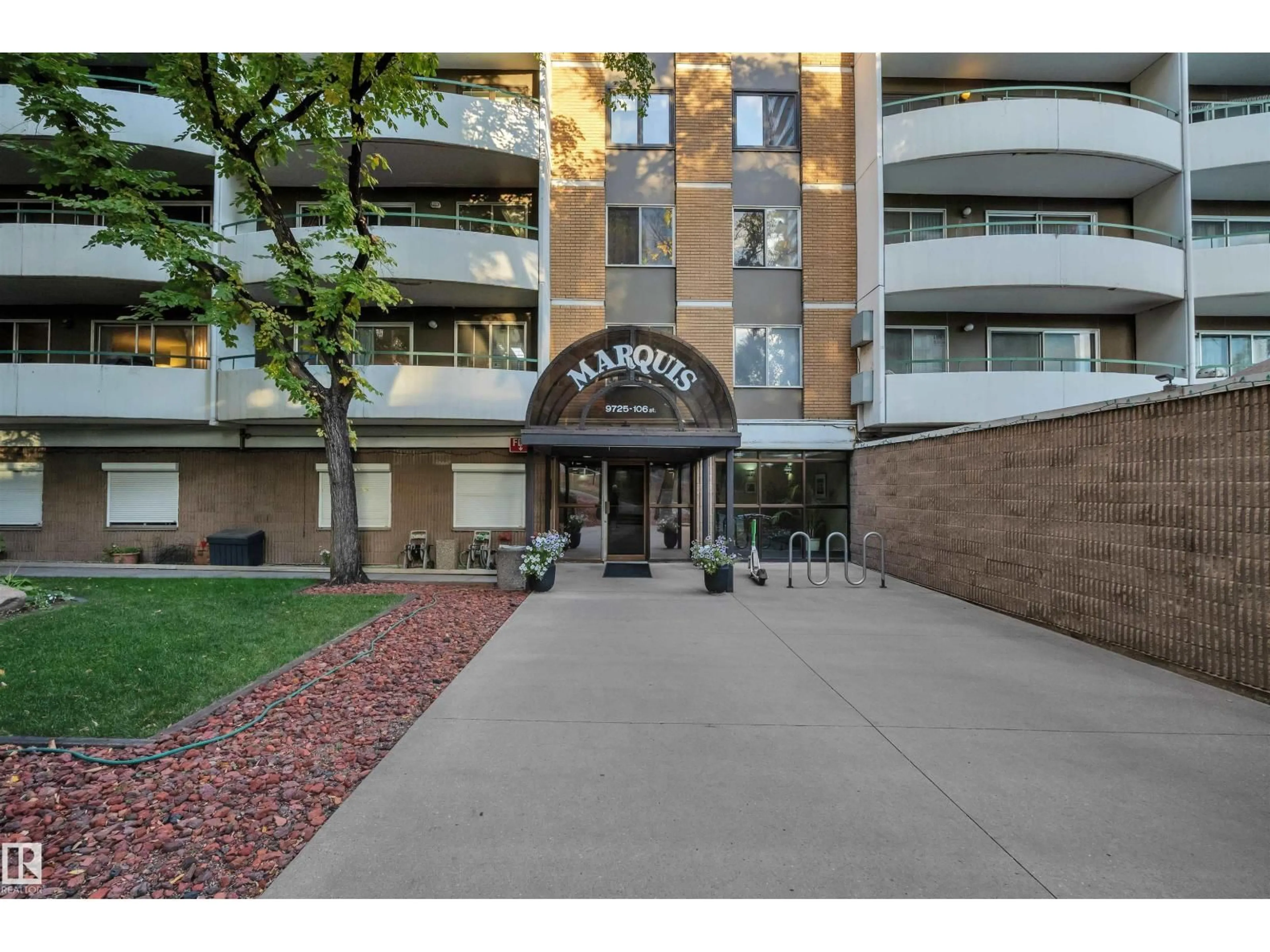 Indoor foyer for #407 - 9725 106 ST, Edmonton Alberta T5K1B5