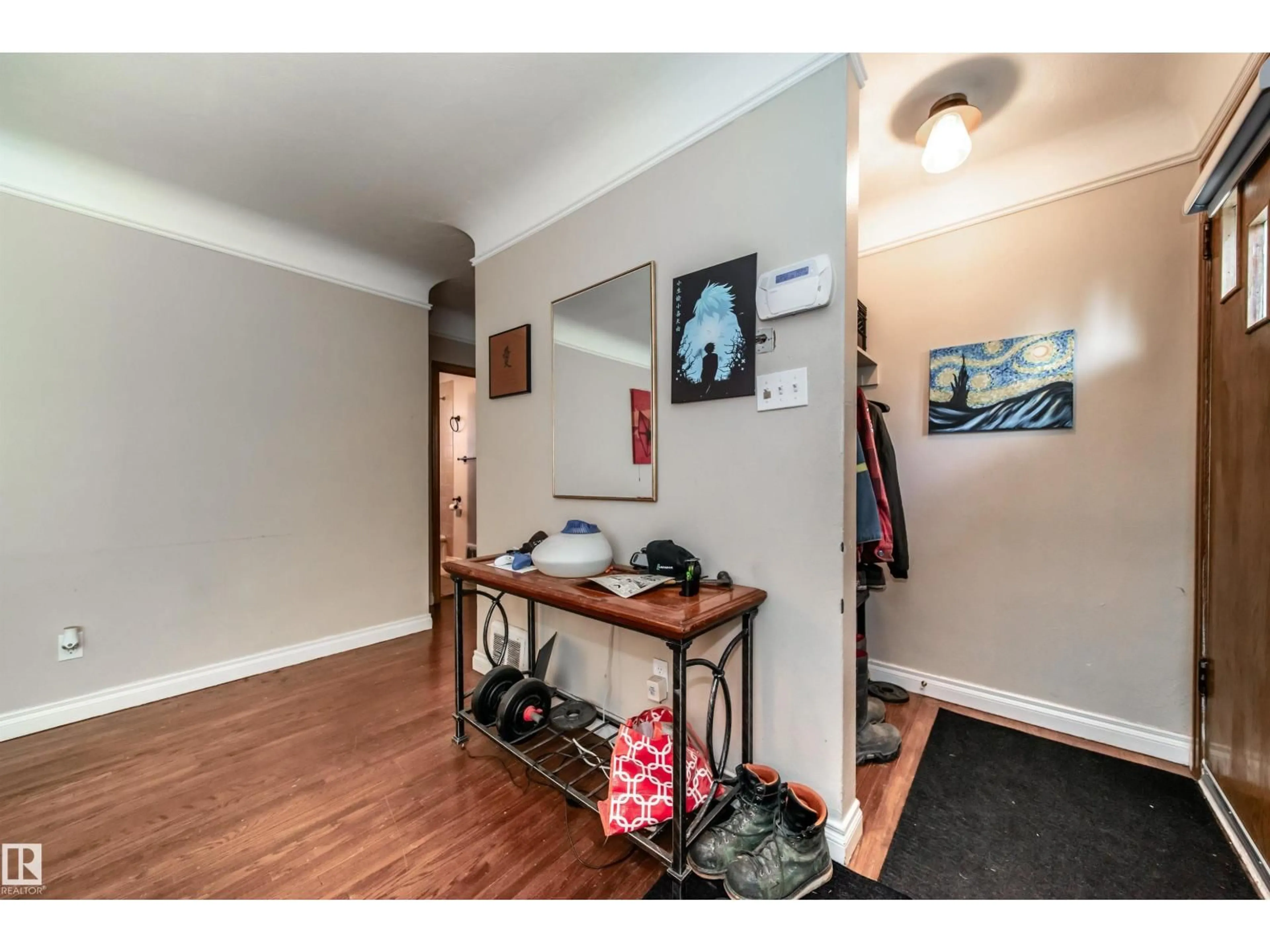 Indoor entryway for 7910 75 ST, Edmonton Alberta T6C2G5