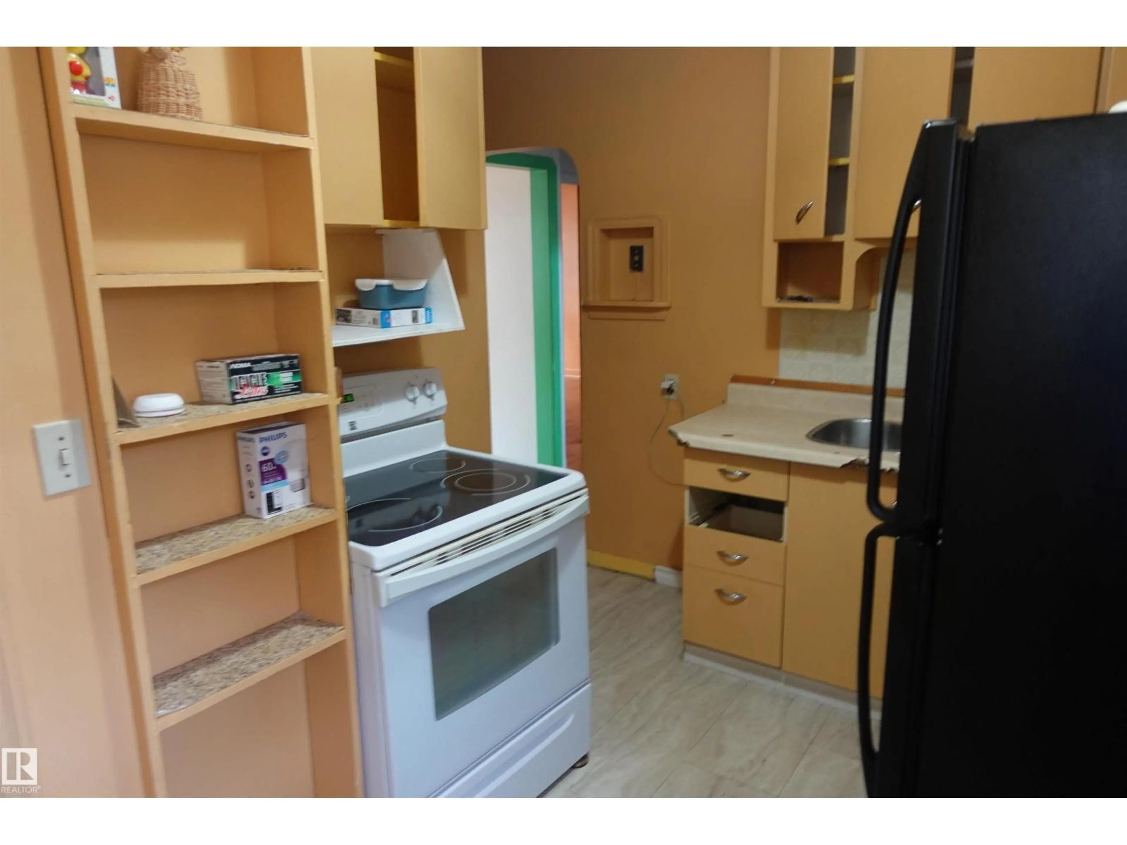 Standard kitchen, wood/laminate floor for NW - 8839 90 ST, Edmonton Alberta T6C3L7