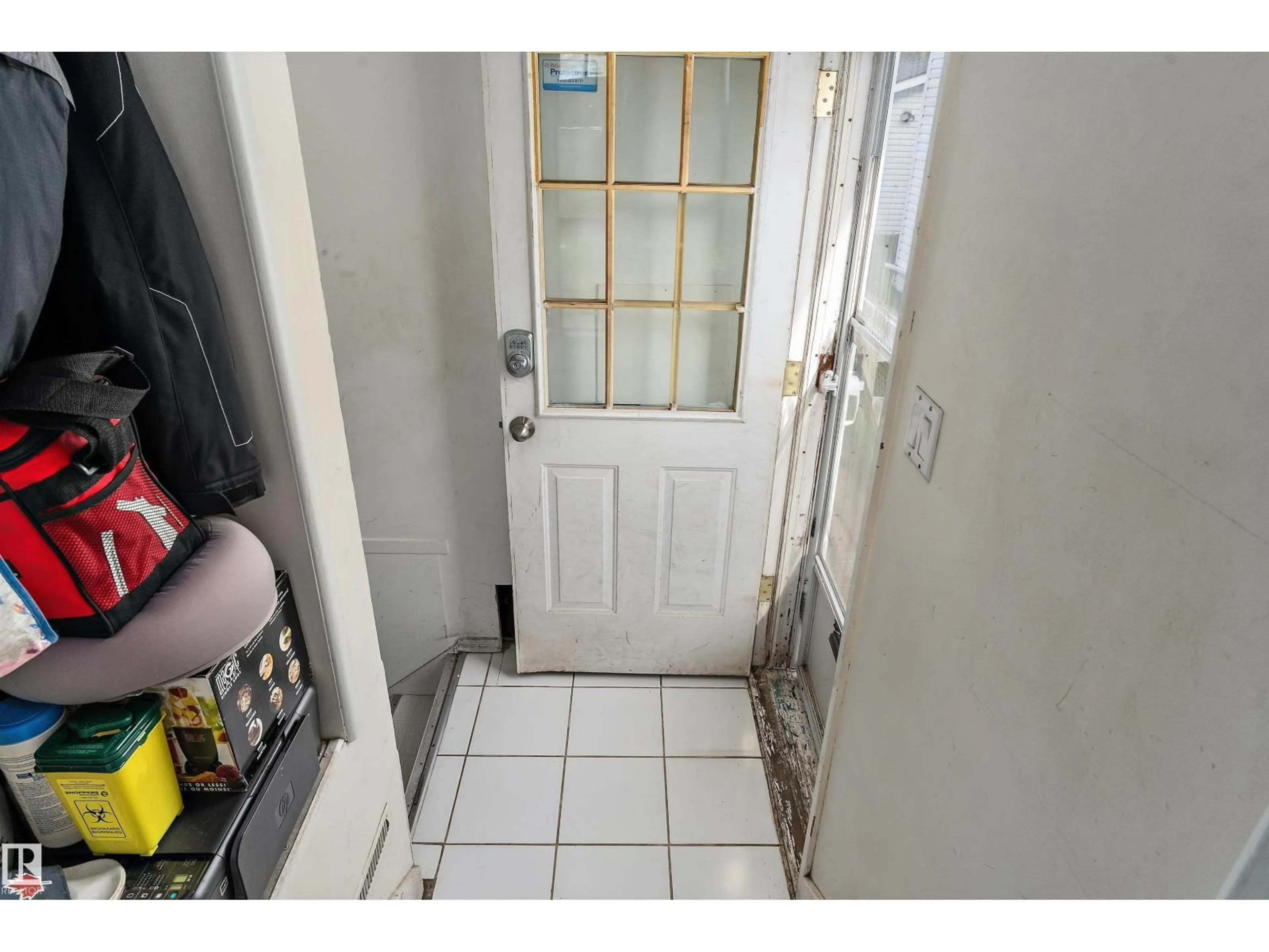 Indoor entryway for 10570 66 AV, Edmonton Alberta T6H1X4