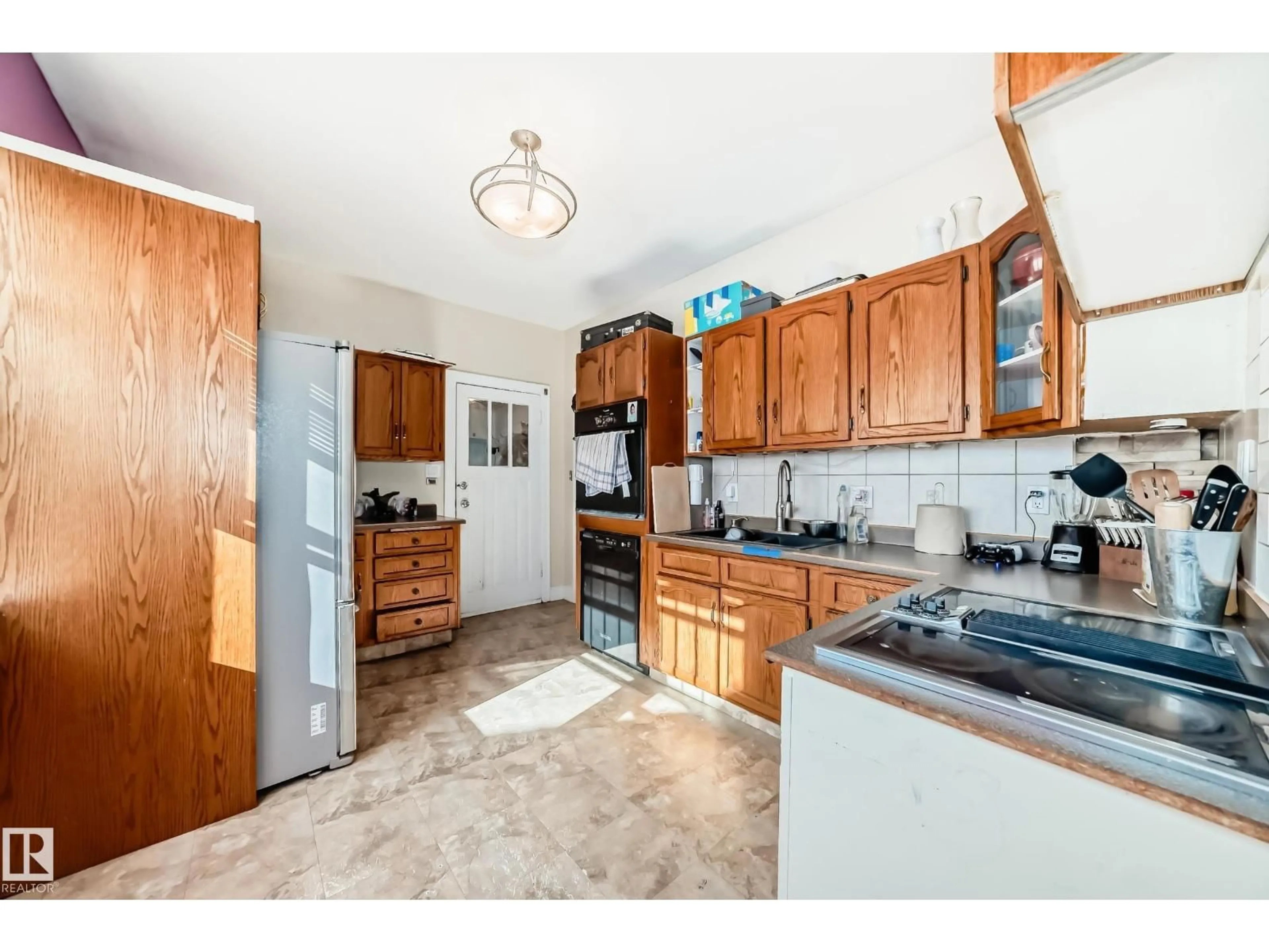 Standard kitchen, ceramic/tile floor for NW - 12120 64 ST, Edmonton Alberta T5W4J5