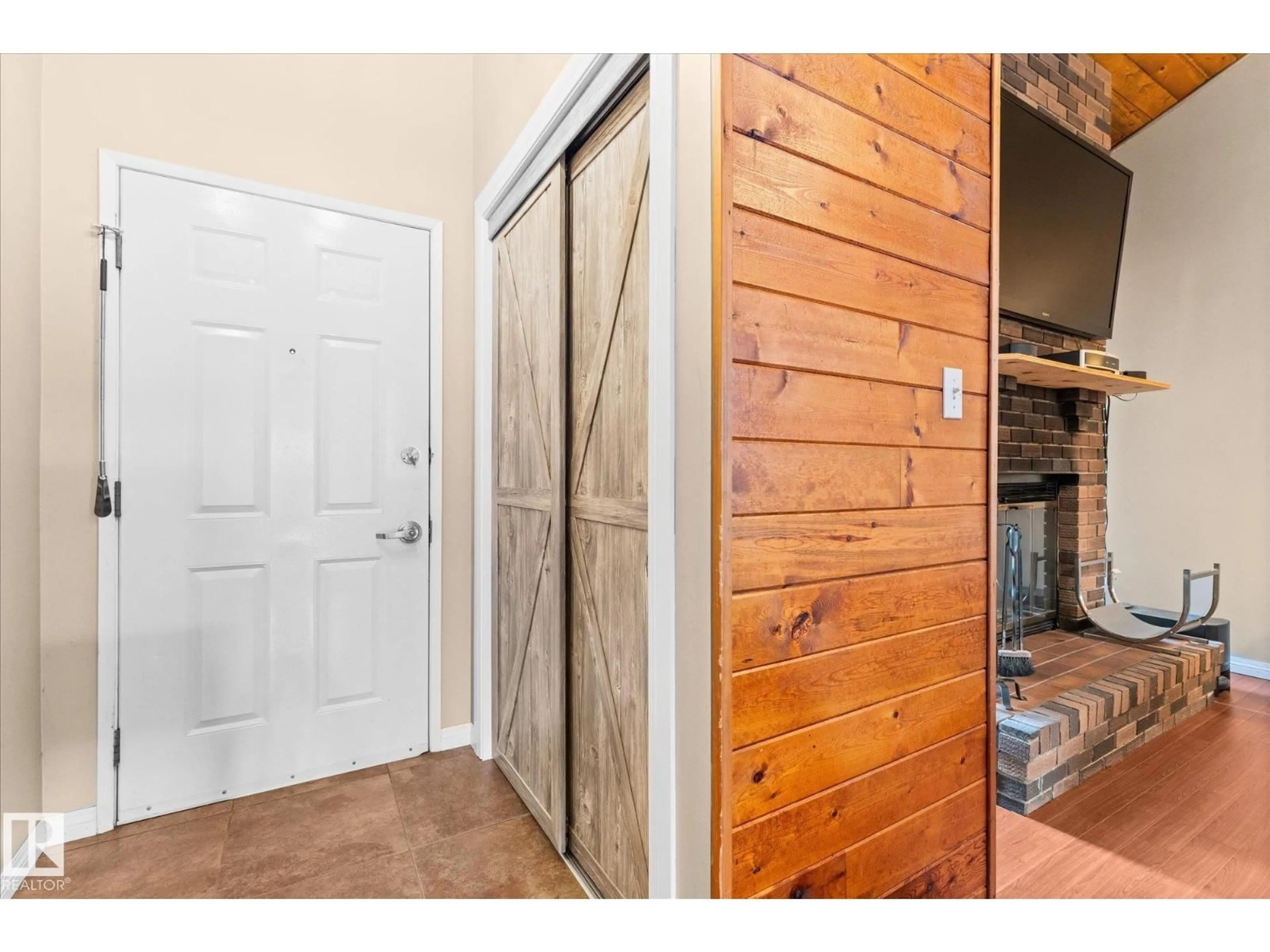 Indoor entryway for 11907 164 AV, Edmonton Alberta T5X5C1