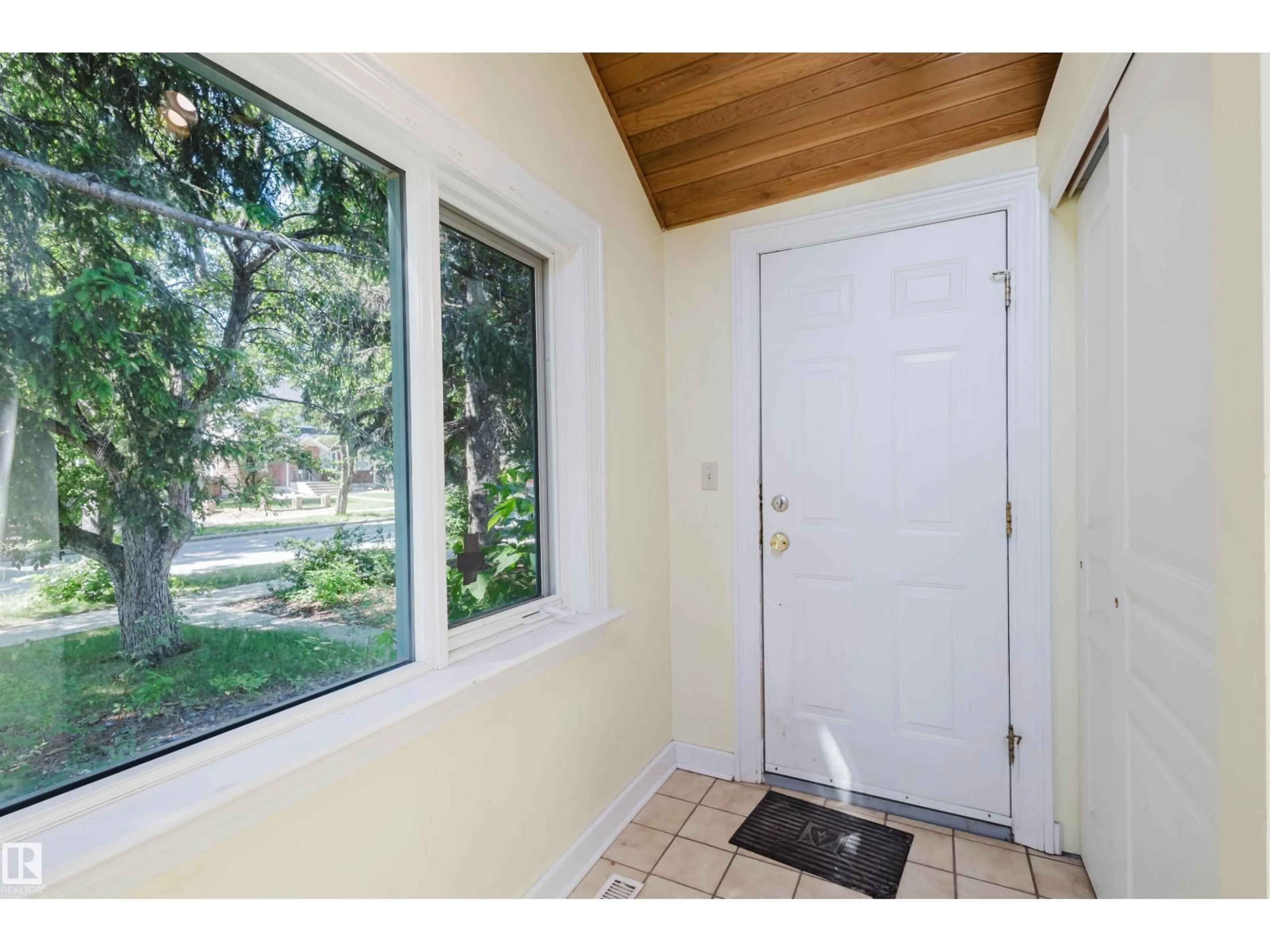 Indoor entryway for 10942 88 AV, Edmonton Alberta T6G0Z1