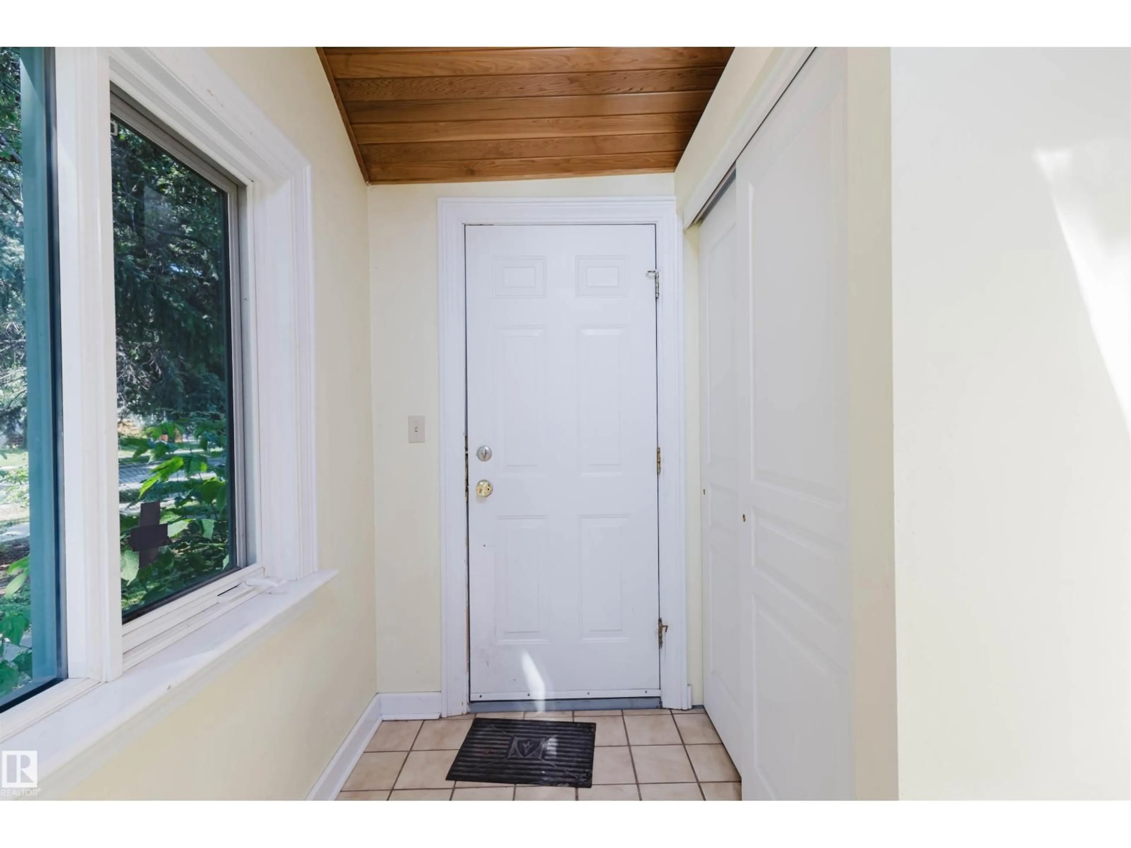 Indoor entryway for 10942 88 AV, Edmonton Alberta T6G0Z1