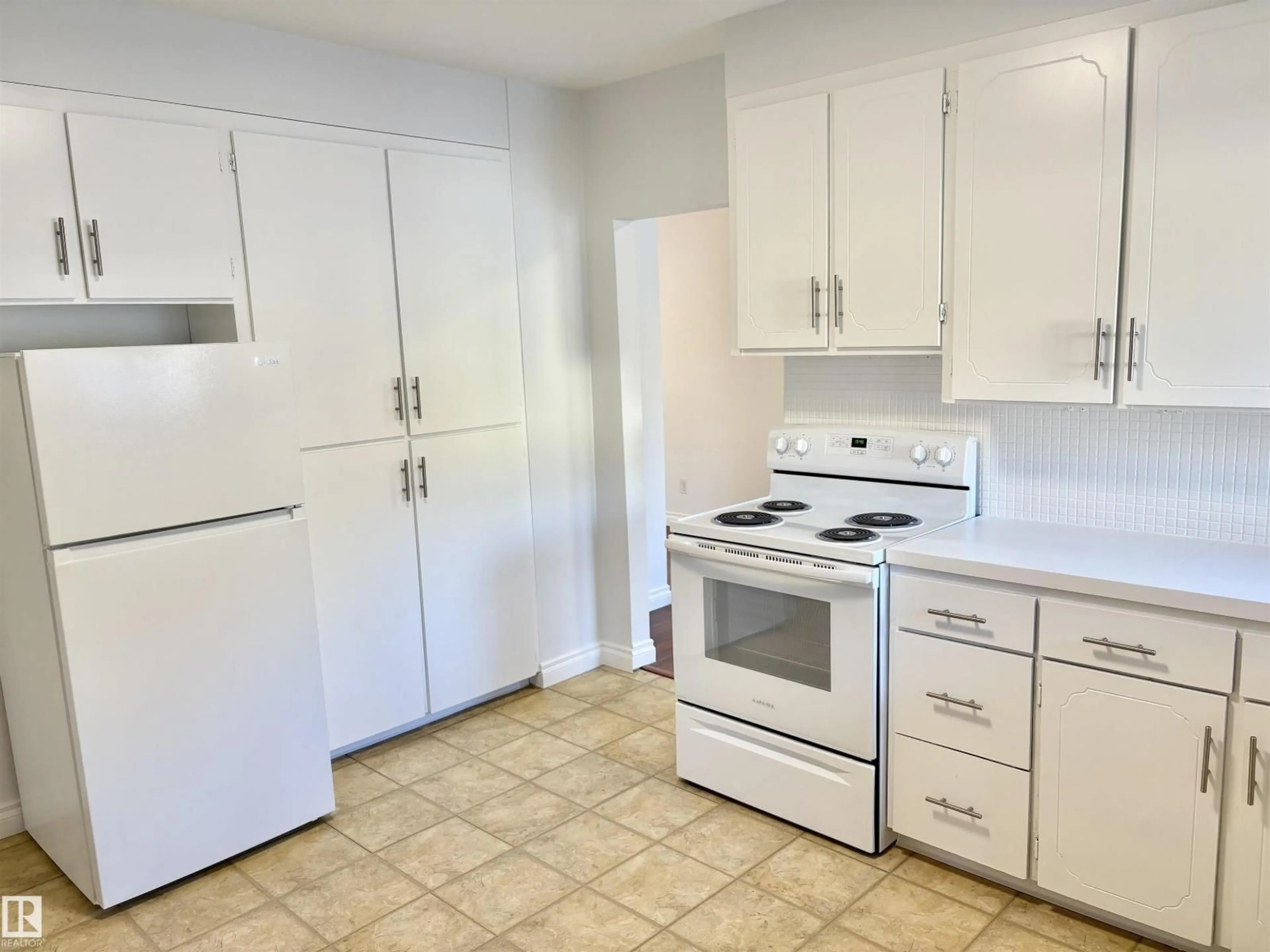 Standard kitchen, unknown for 12050 56 ST, Edmonton Alberta T5W3T1