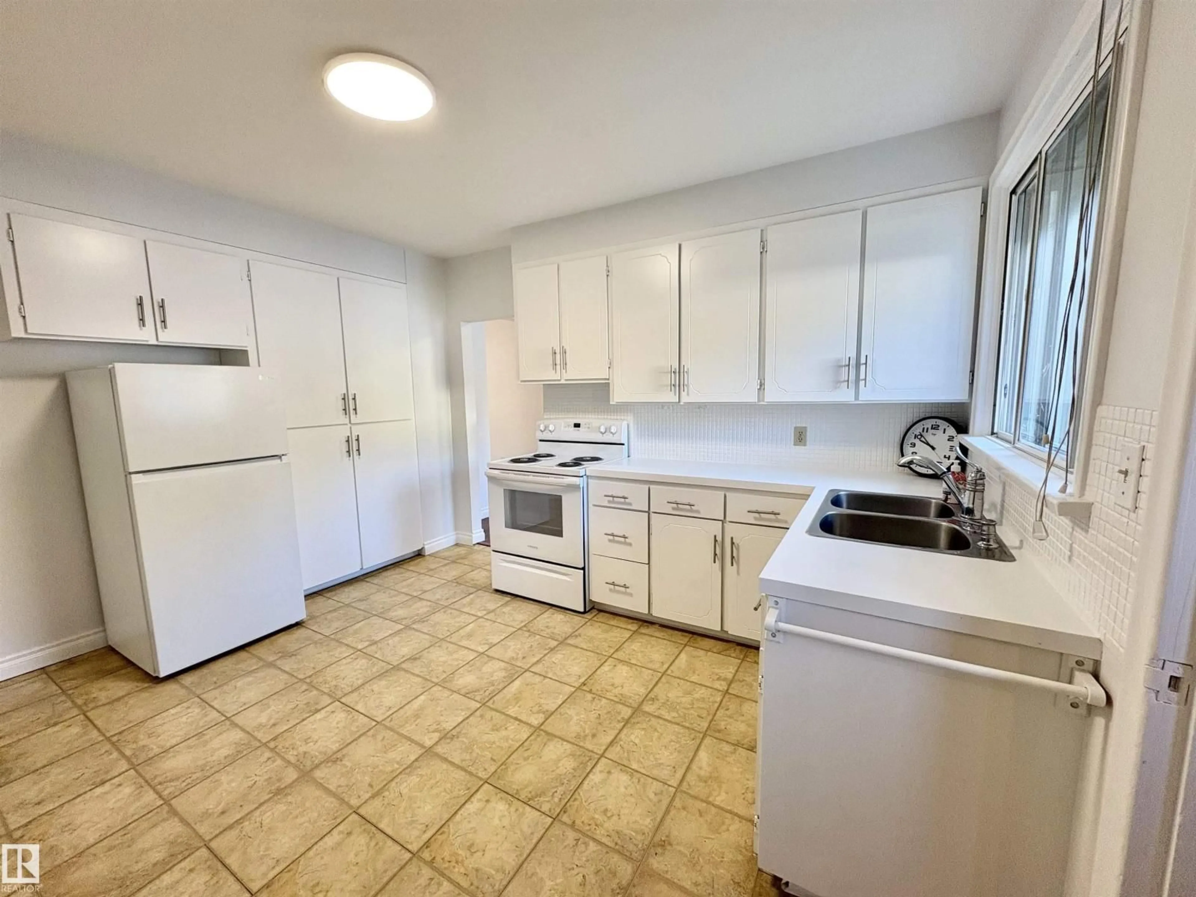 Standard kitchen, unknown for 12050 56 ST, Edmonton Alberta T5W3T1