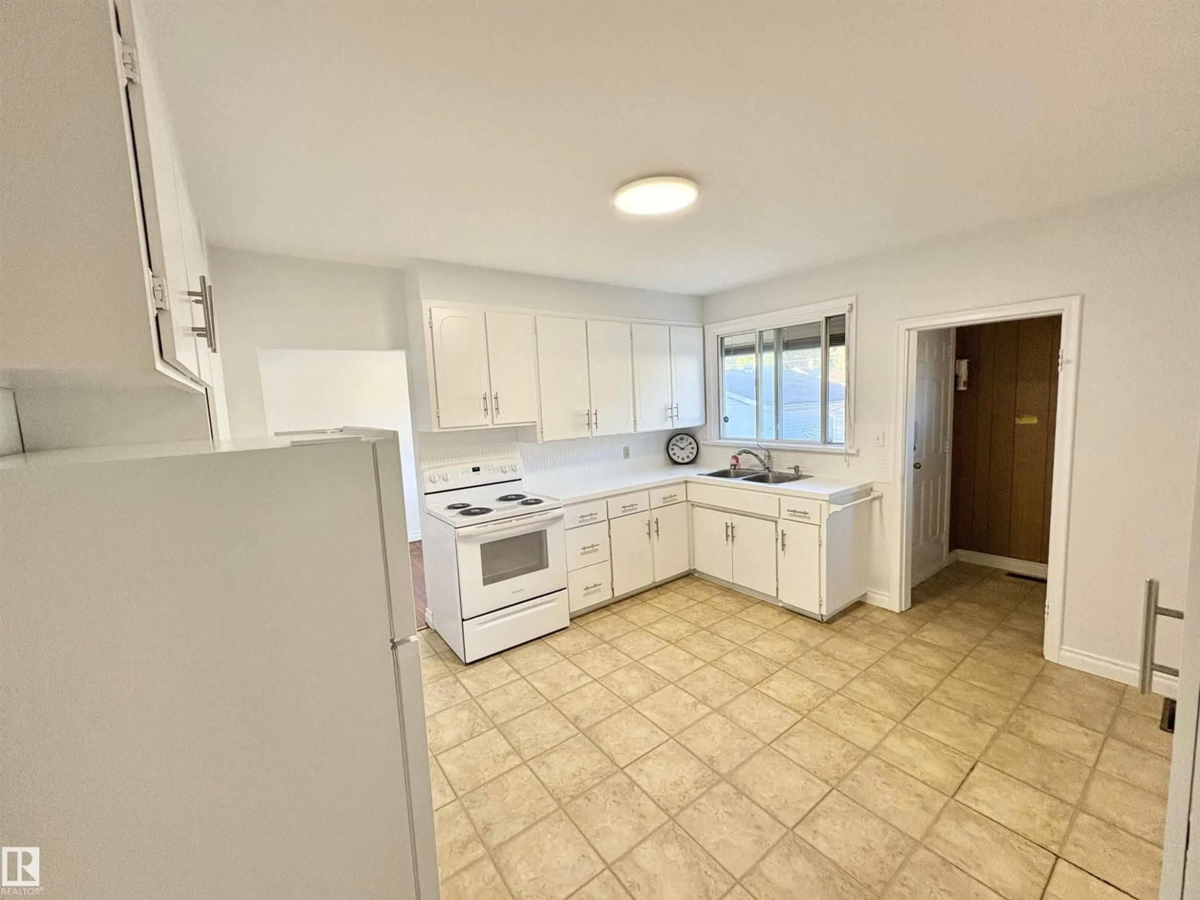 Standard kitchen, unknown for 12050 56 ST, Edmonton Alberta T5W3T1