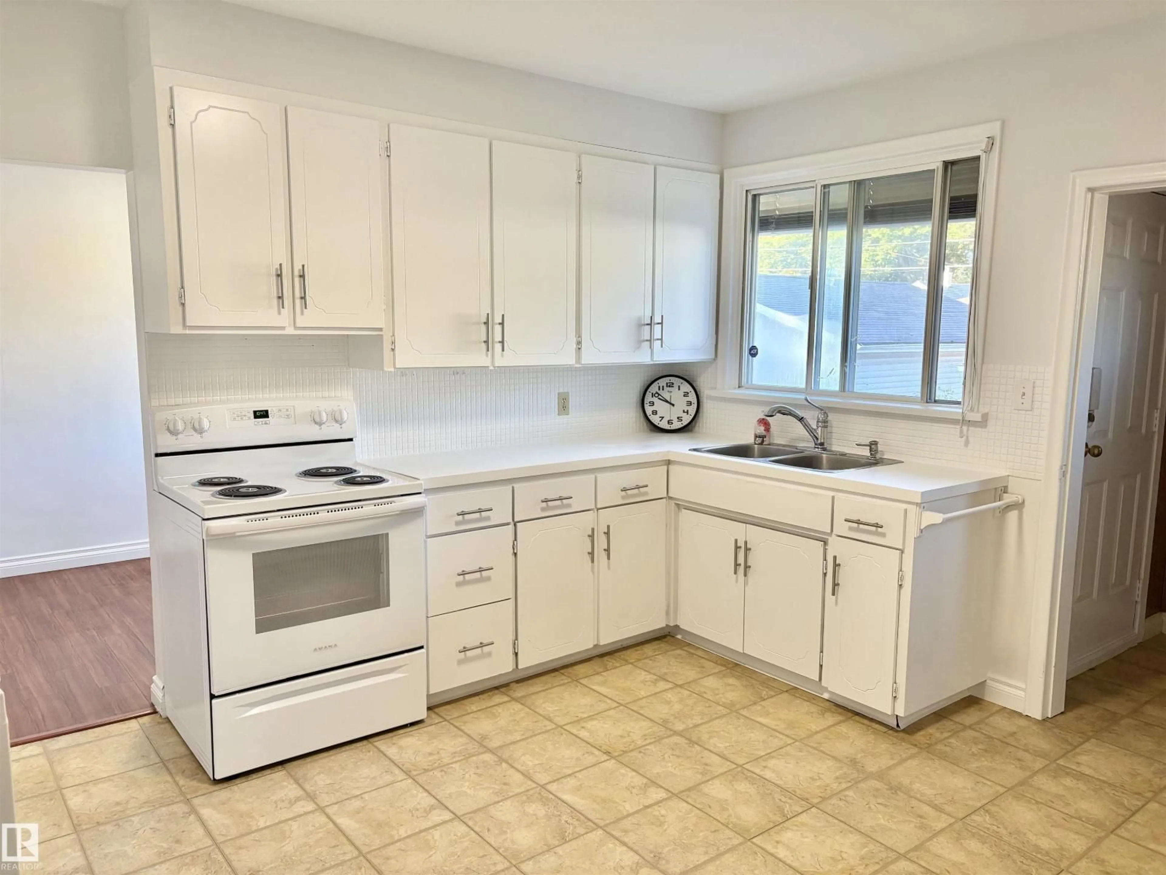 Standard kitchen, unknown for 12050 56 ST, Edmonton Alberta T5W3T1