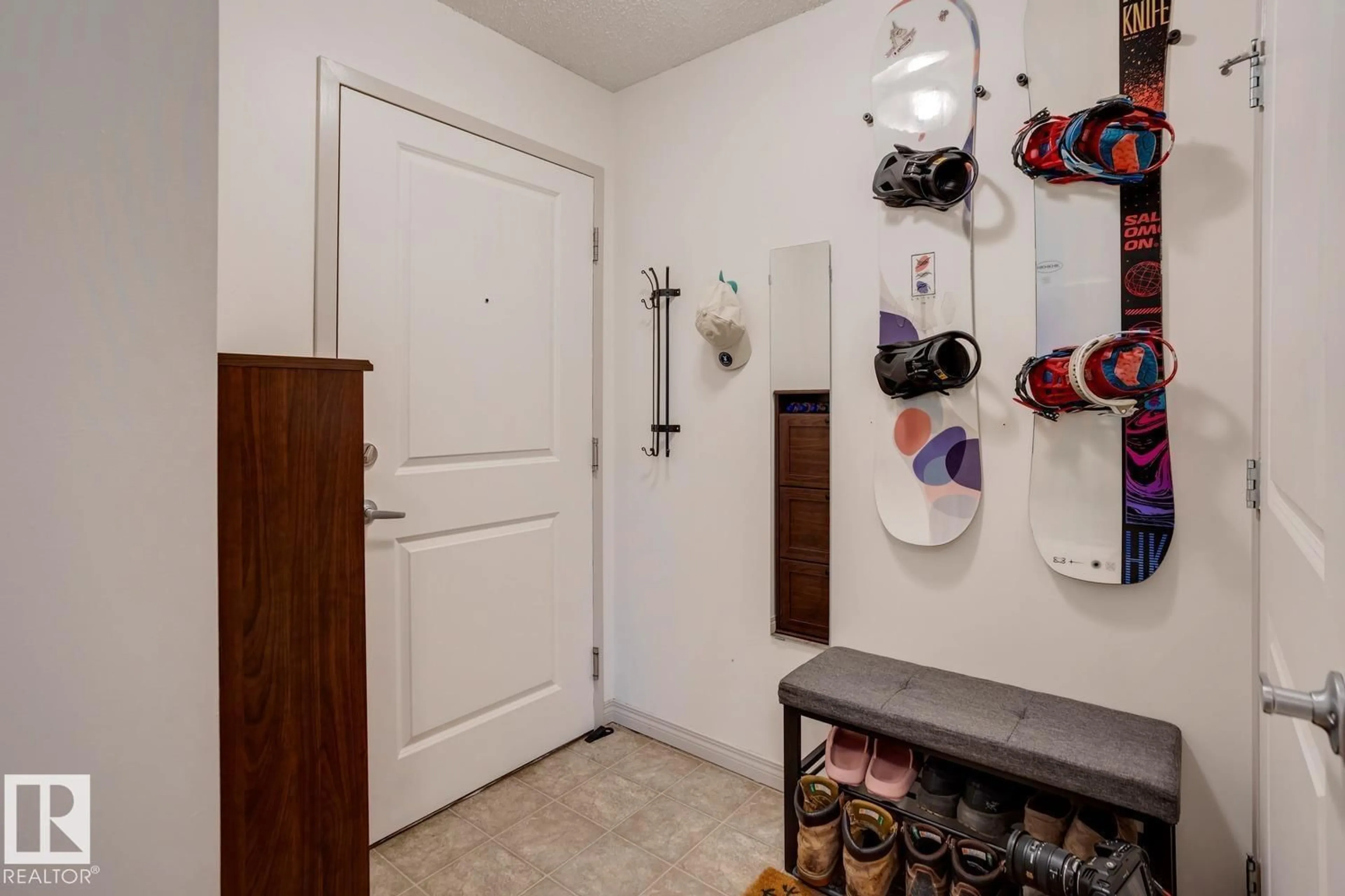 Indoor entryway for 11449 - 218 ELLERSLIE RD SW, Edmonton Alberta T6W1T2