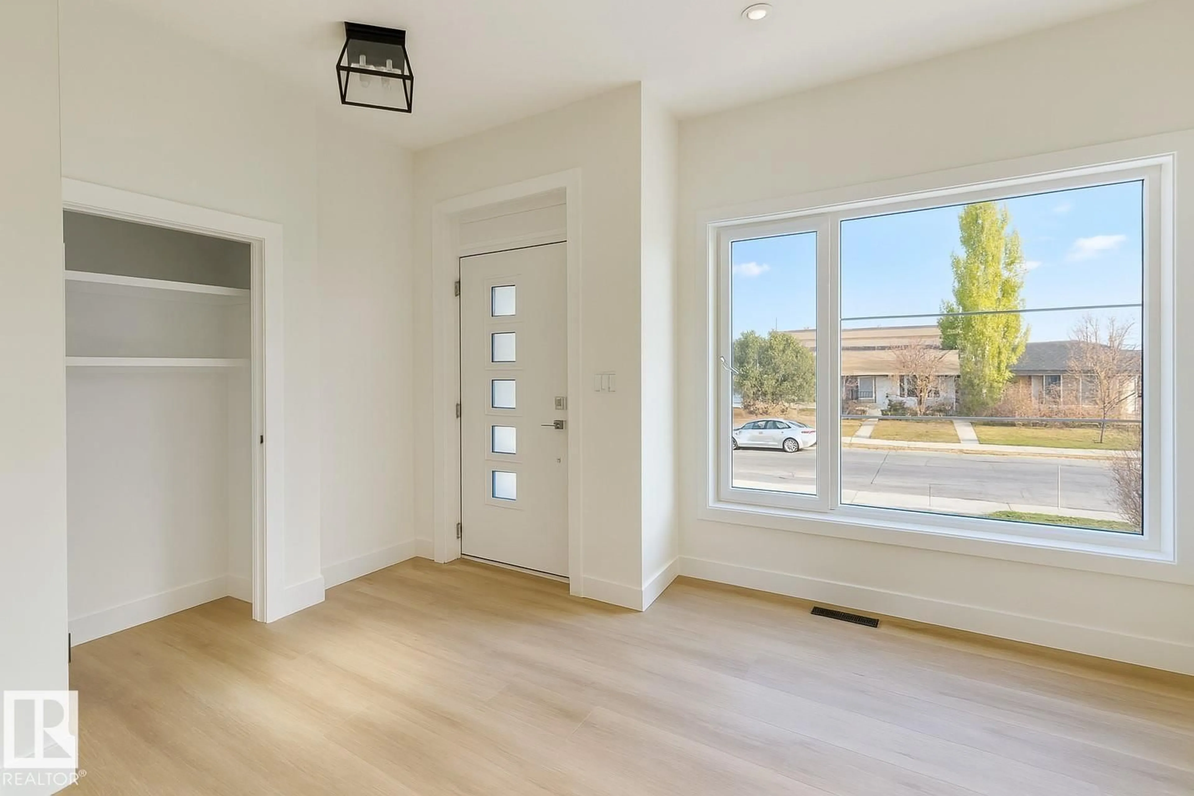 Indoor entryway for NW - 5304 104A ST, Edmonton Alberta T6H2M1