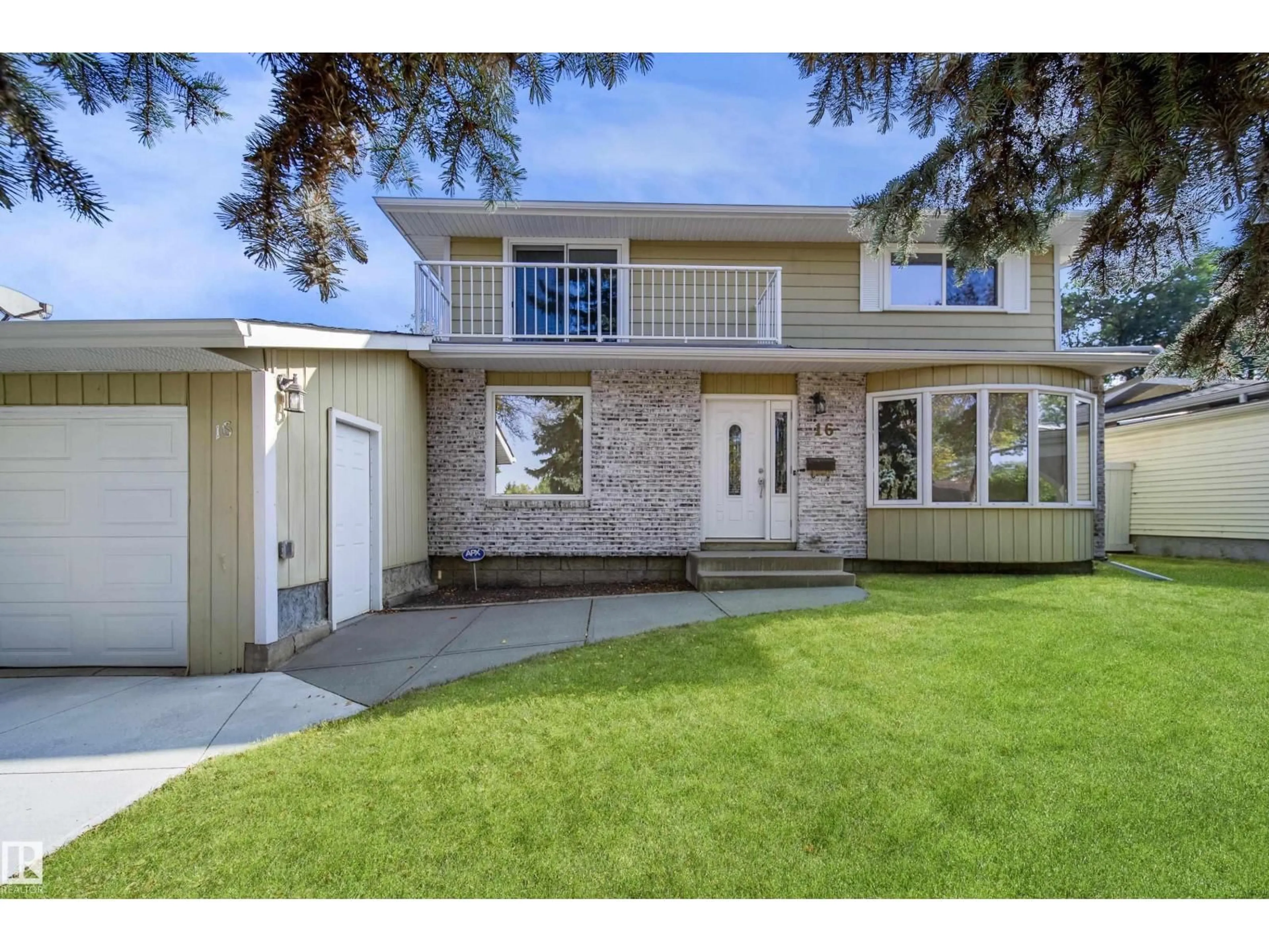 Home with vinyl exterior material, street for 16 GRAHAM AV, St. Albert Alberta T8N1T6
