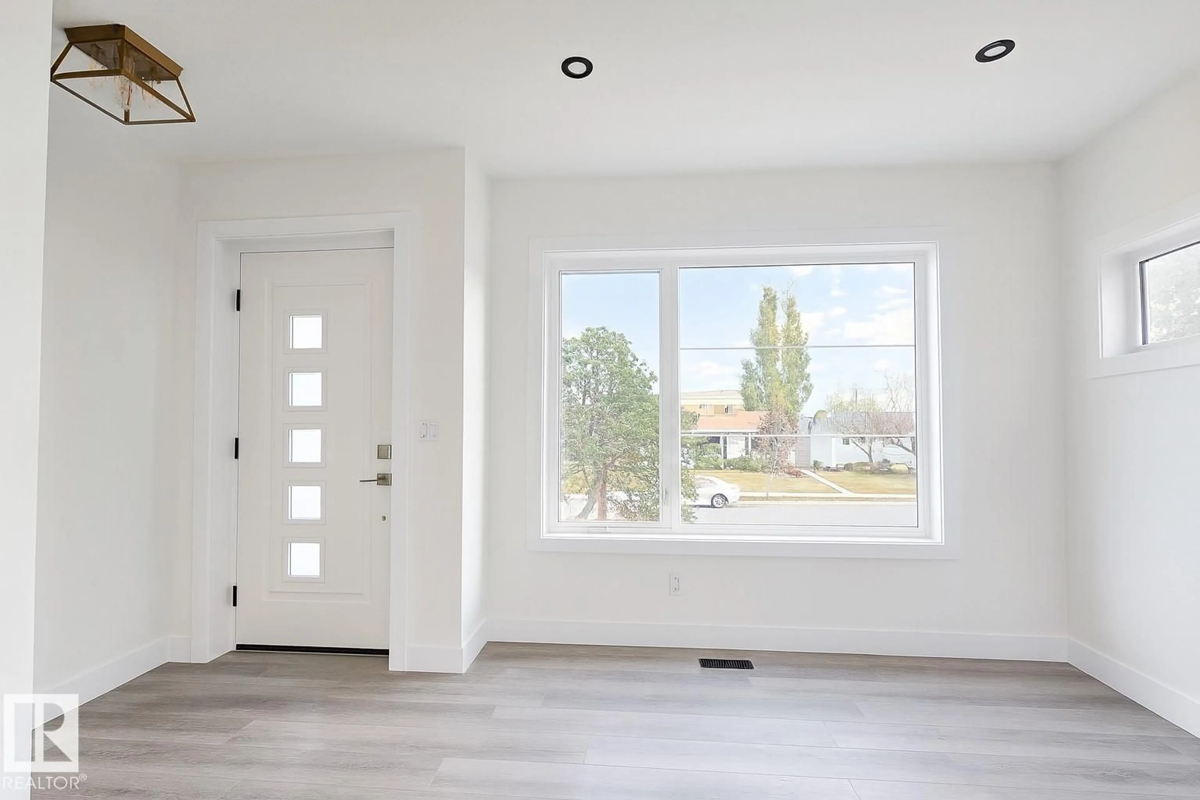 Indoor entryway for 5306 104A ST NW, Edmonton Alberta T6H2M1