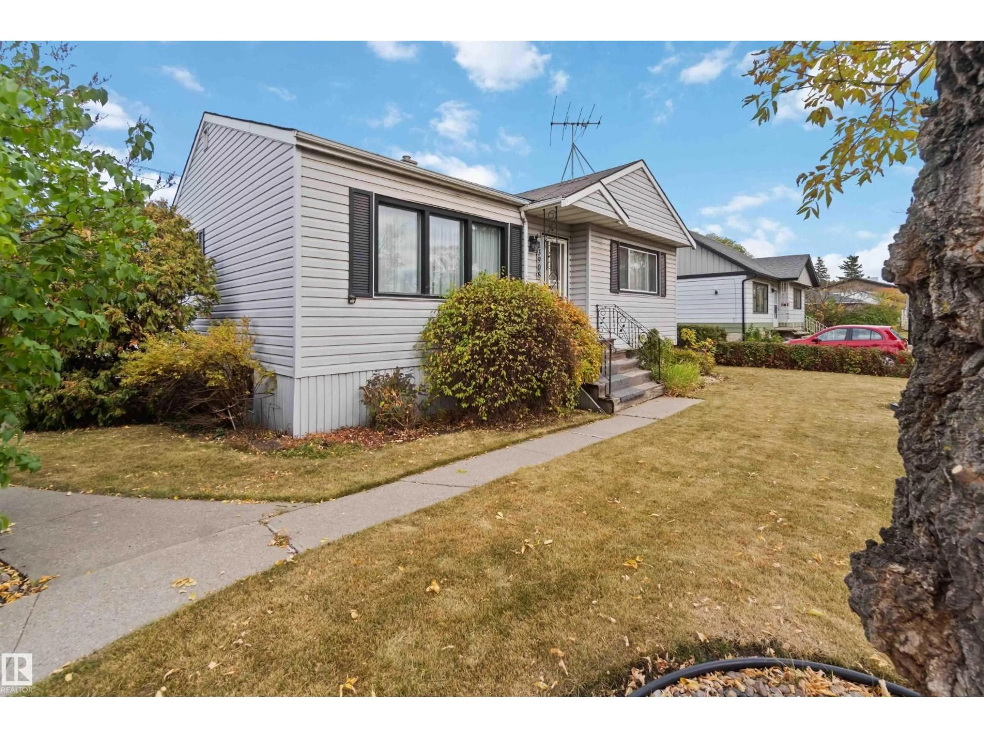 Home with vinyl exterior material, street for 13908 115 AV, Edmonton Alberta T5M3B4