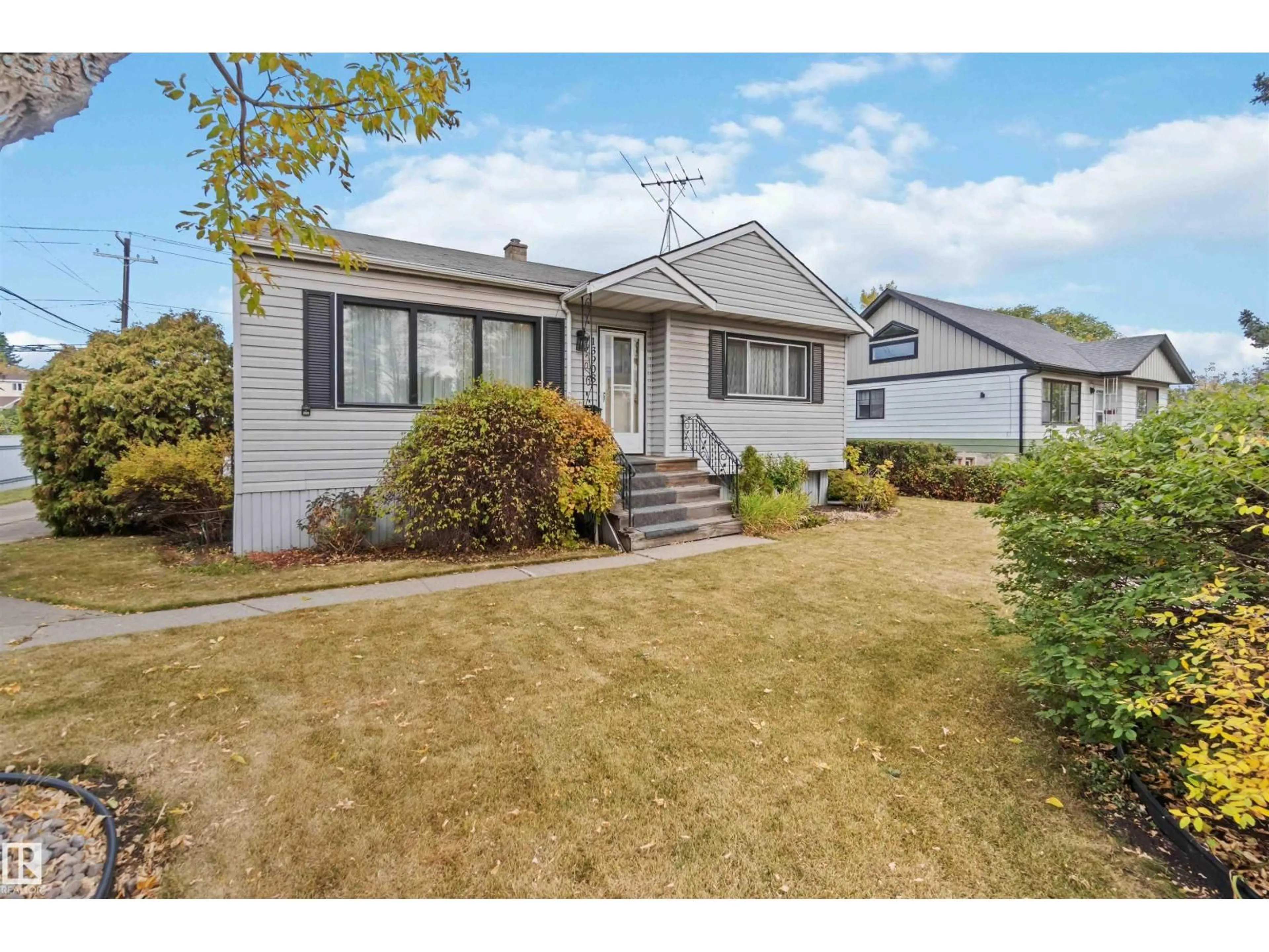 Home with vinyl exterior material, street for 13908 115 AV, Edmonton Alberta T5M3B4