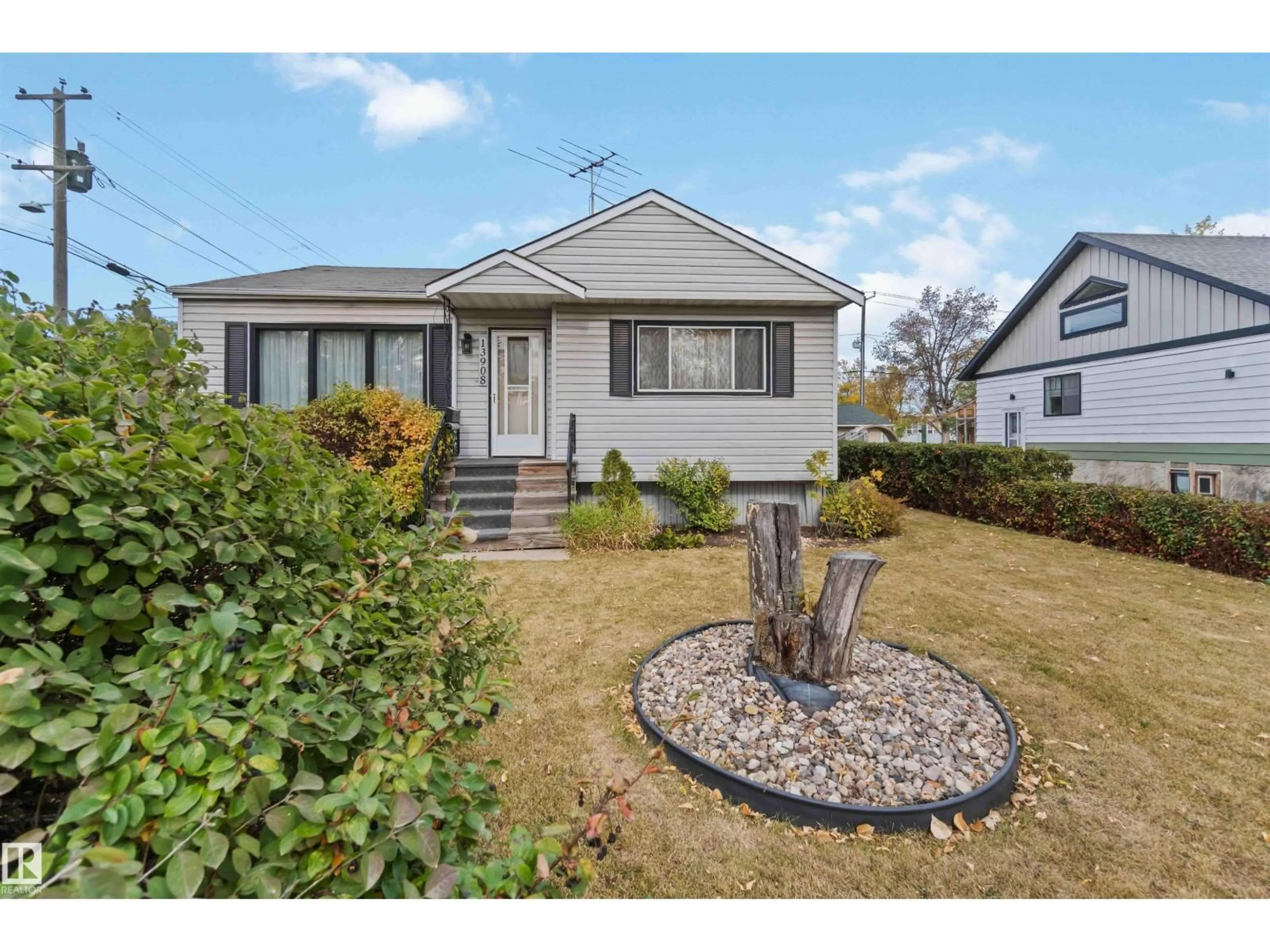 Home with vinyl exterior material, street for 13908 115 AV, Edmonton Alberta T5M3B4