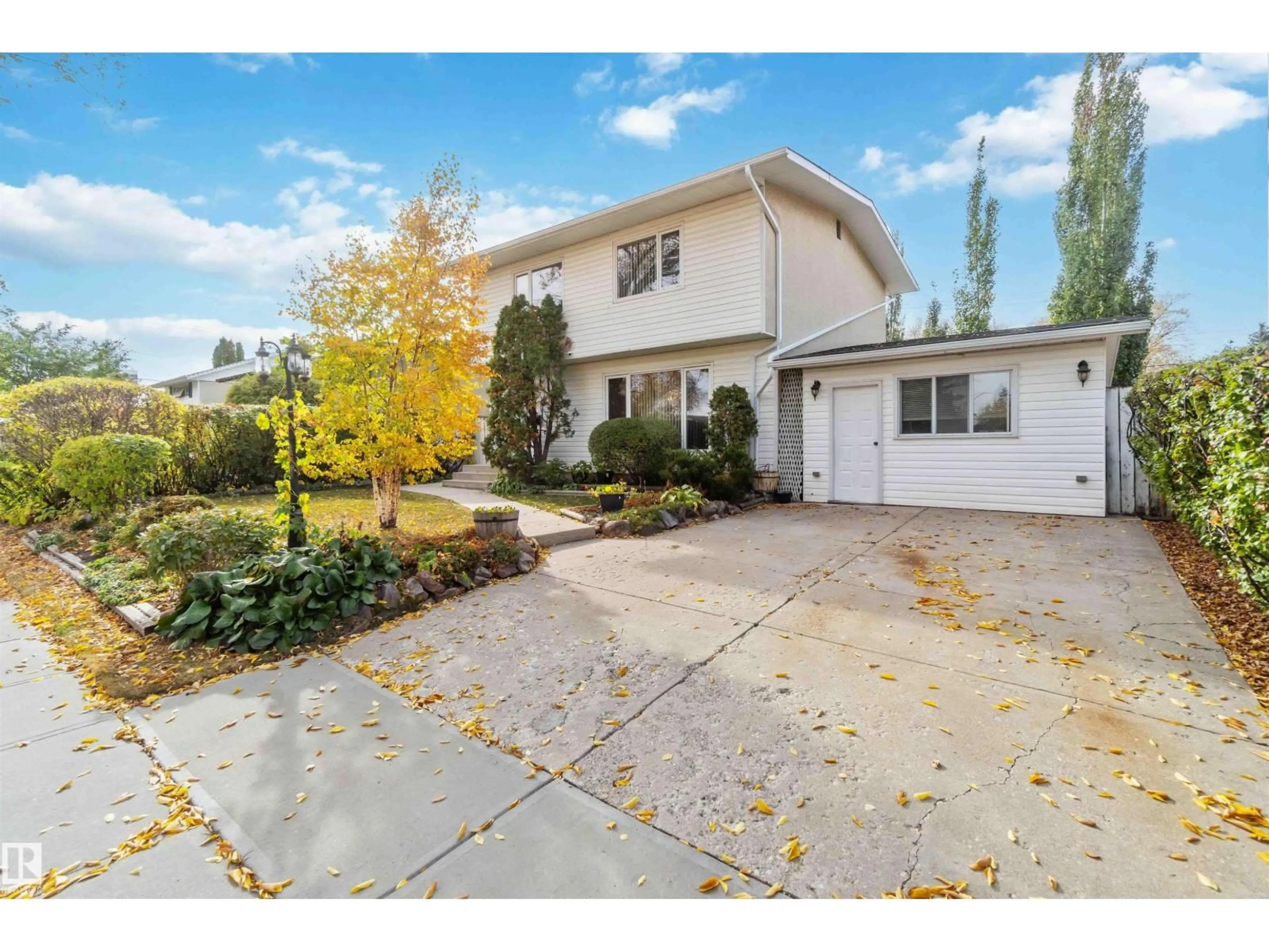 A pic from outside/outdoor area/front of a property/back of a property/a pic from drone, street for NW - 9000 168 ST, Edmonton Alberta T5R2V5