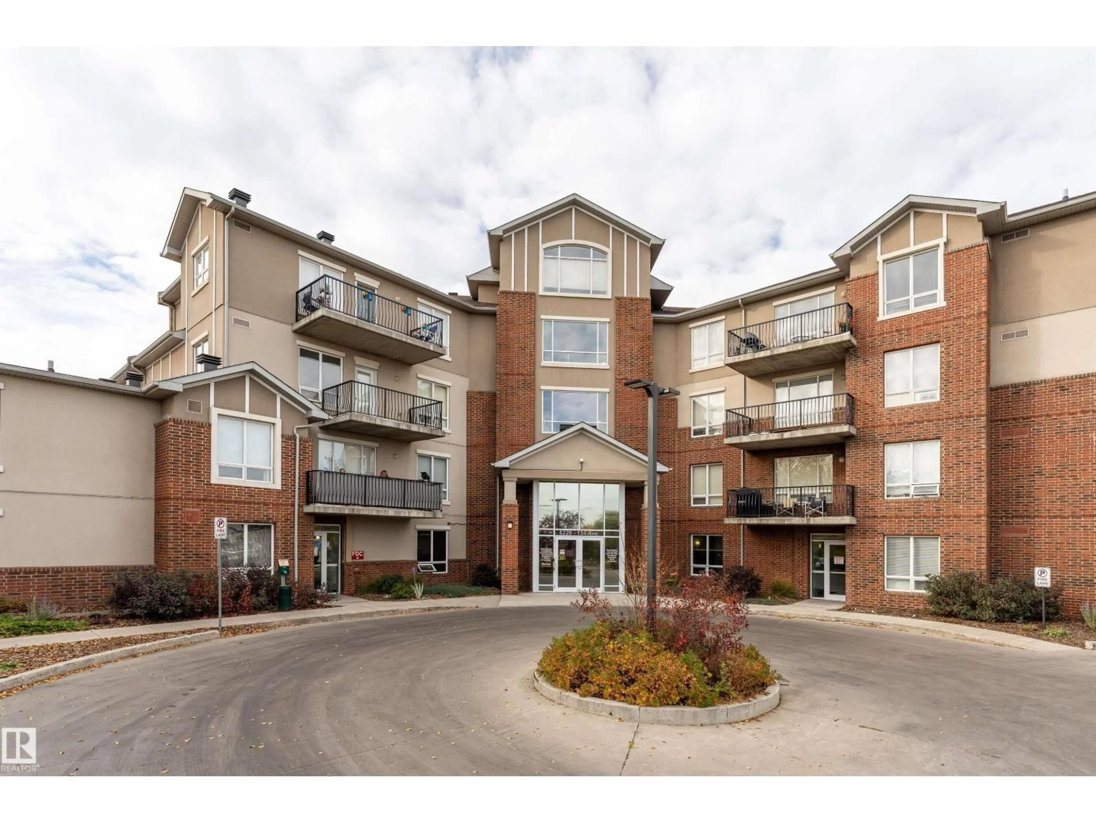 Indoor foyer for #101 - 6220 134 AV, Edmonton Alberta T5A0A8