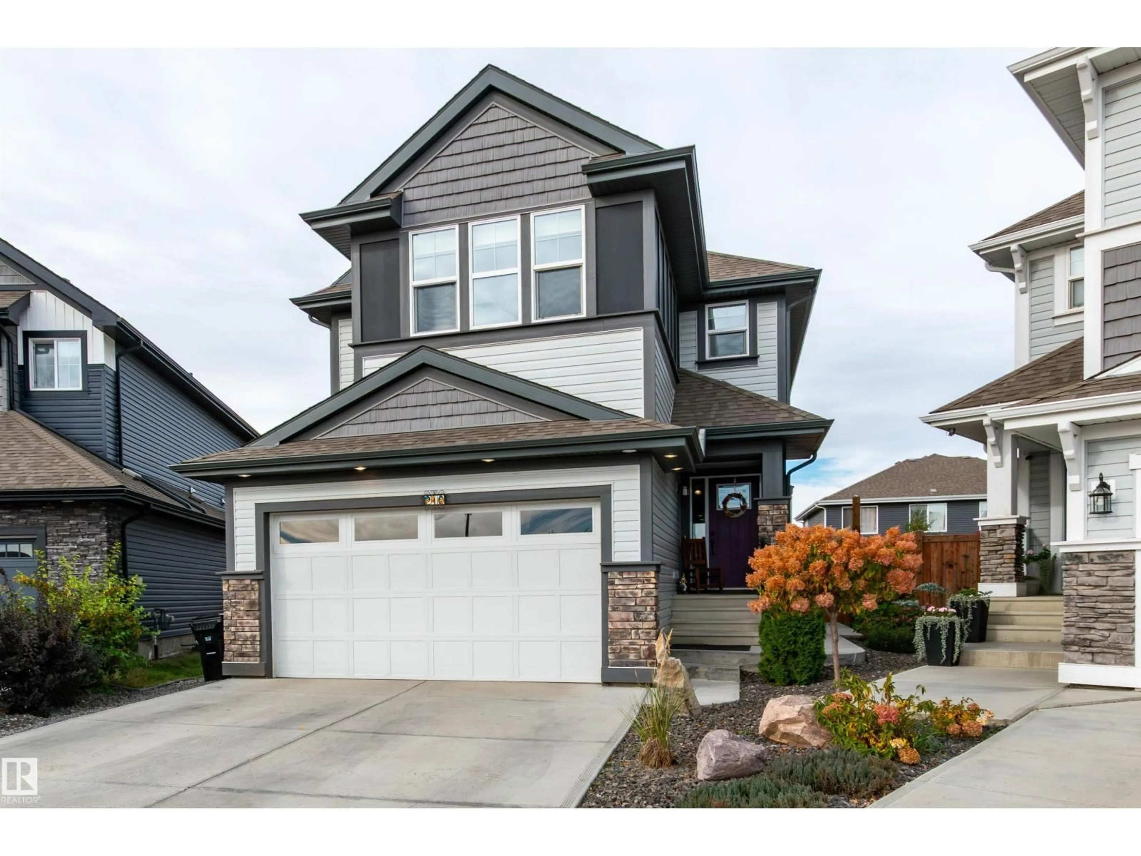 Home with vinyl exterior material, street for 210 SAGO CV, Sherwood Park Alberta T8H1A8