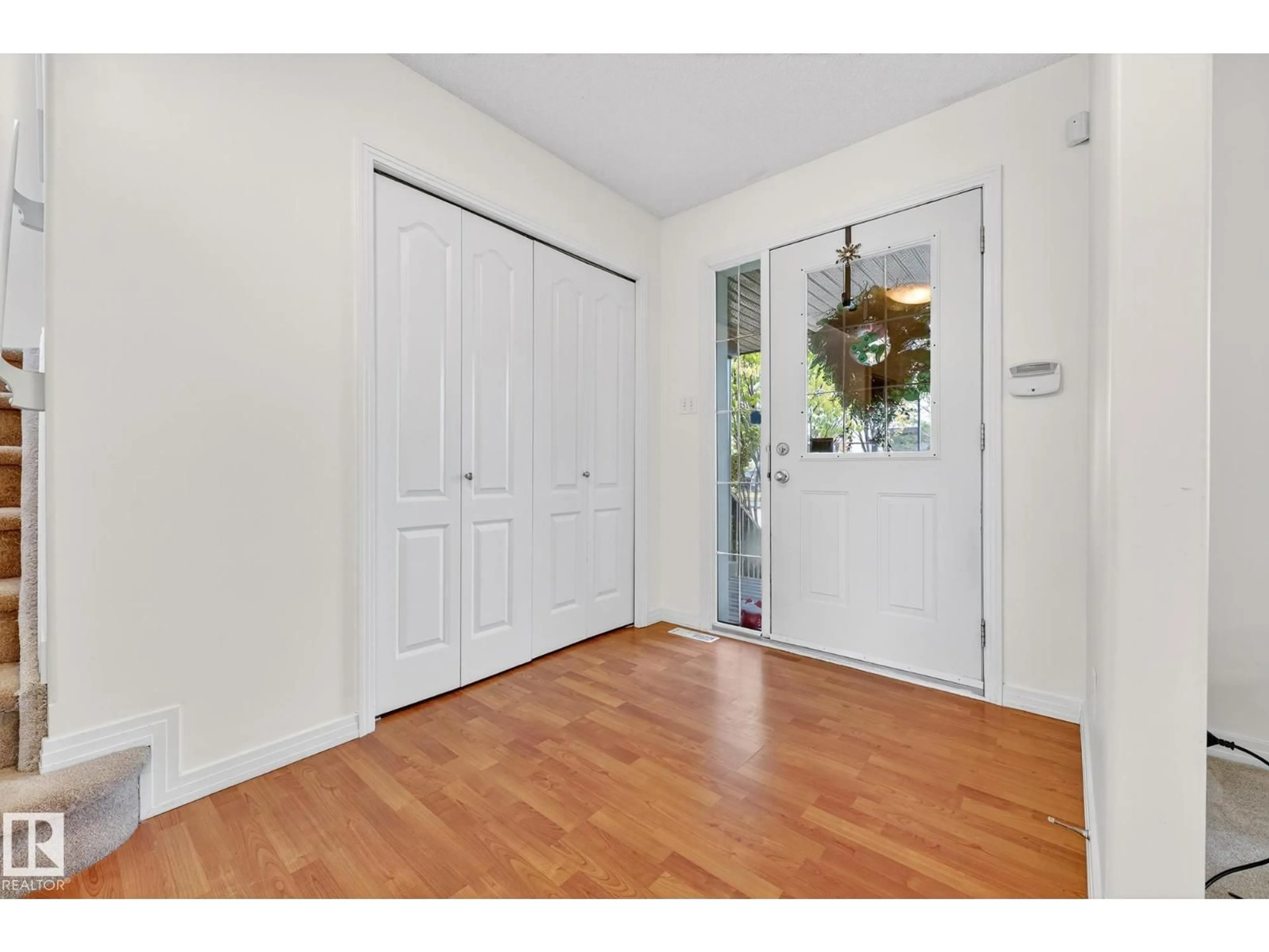 Indoor entryway for 2626 TAYLOR GREEN, Edmonton Alberta T6R3N8